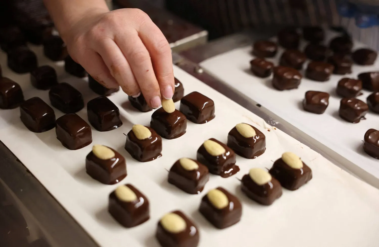 تناول الشوكولاته الداكنة مع المكسرات قد يعزز مستويات الطاقة لديك (رويترز)