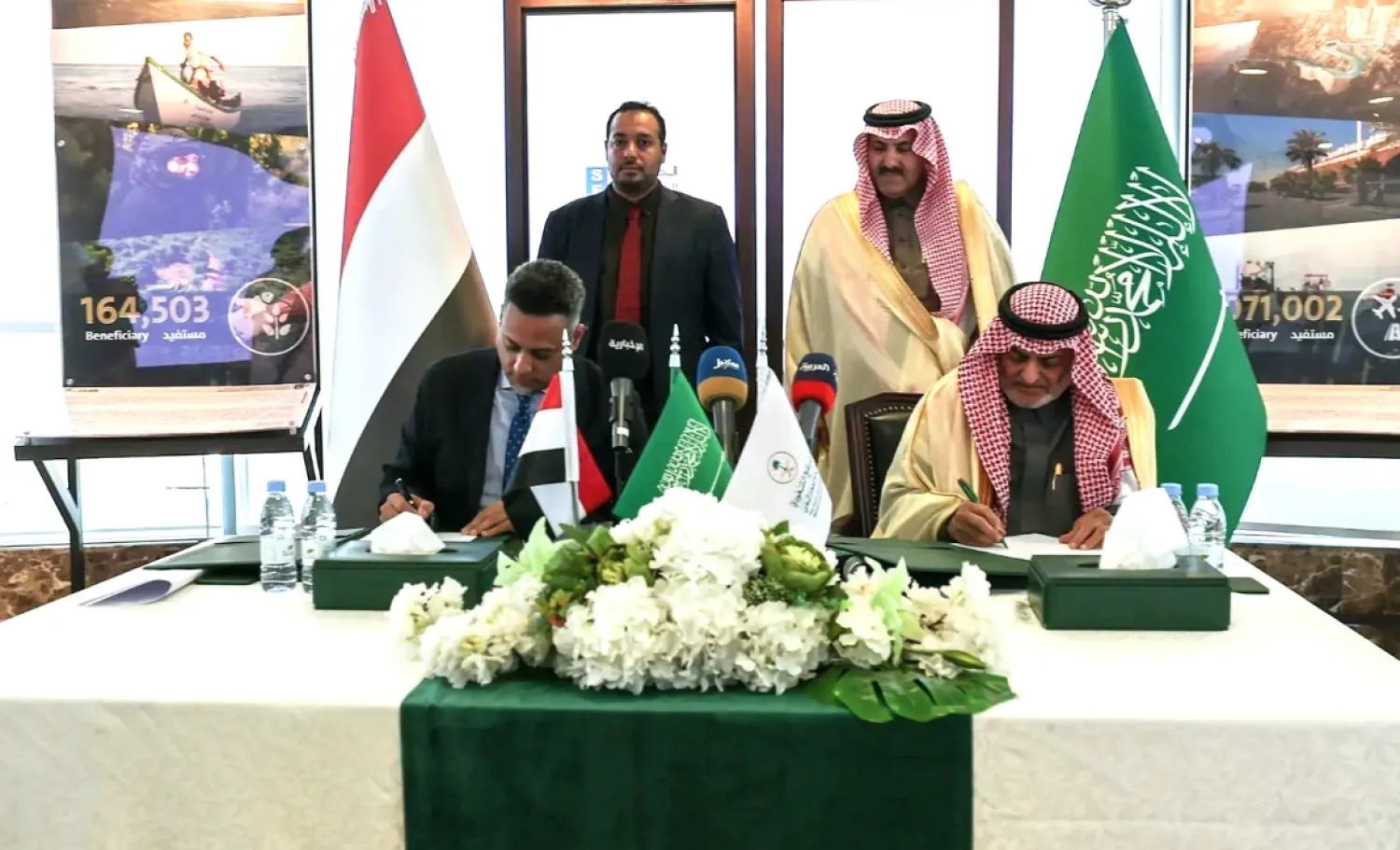 السفير محمد آل جابر المشرف العام على البرنامج السعودي لتنمية وإعمار اليمن مع حسام قايد المدير التنفيذي للصندوق الاجتماعي للتنمية (واس)