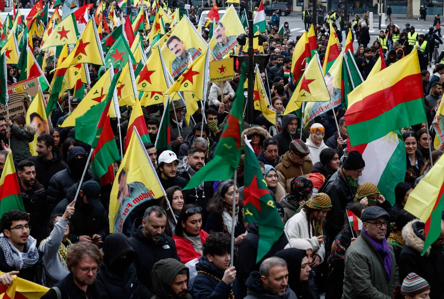 تظاهر آلاف الأكراد في مدينة القامشلي في شمال شرقي سوريا دعماً لـ«الوحدة الكردية» (أ.ف.ب)