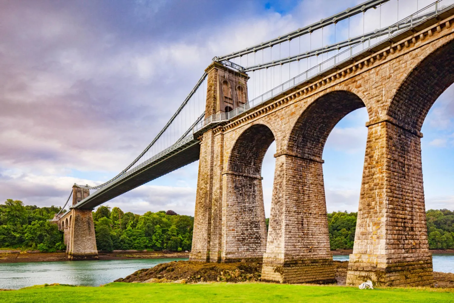 جسر ميناي من تصميم توماس تيلفورد في ويلز بالمملكة المتحدة (شاترستوك)