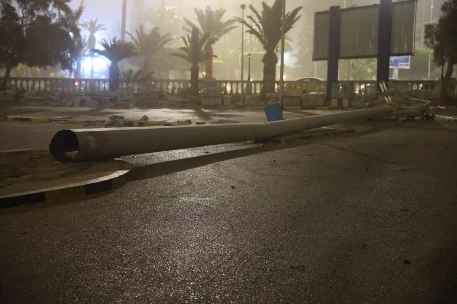 سقوط أعمدة إنارة بالعاصمة الليبية طرابلس (مديرية أمن طرابلس)