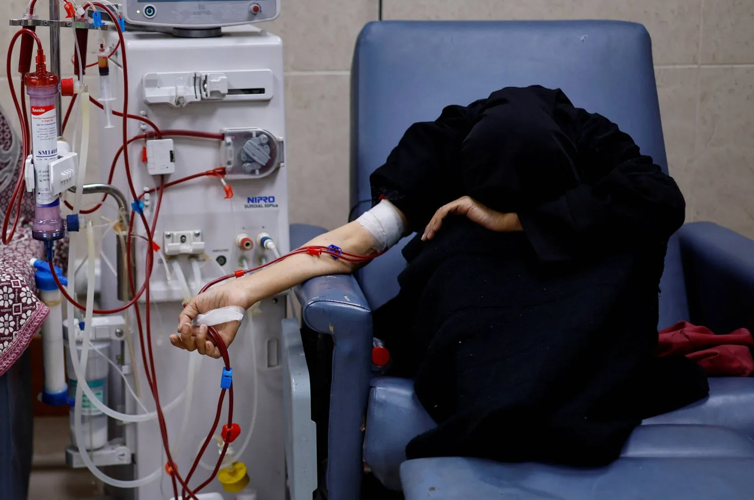 فلسطينية تعاني من الفشل الكلوي تخضع لجلسة غسيل الكلى في مستشفى بوسط غزة يوم الأحد وتأمل في مغادرة القطاع للعلاج عبر معبر رفح (رويترز)