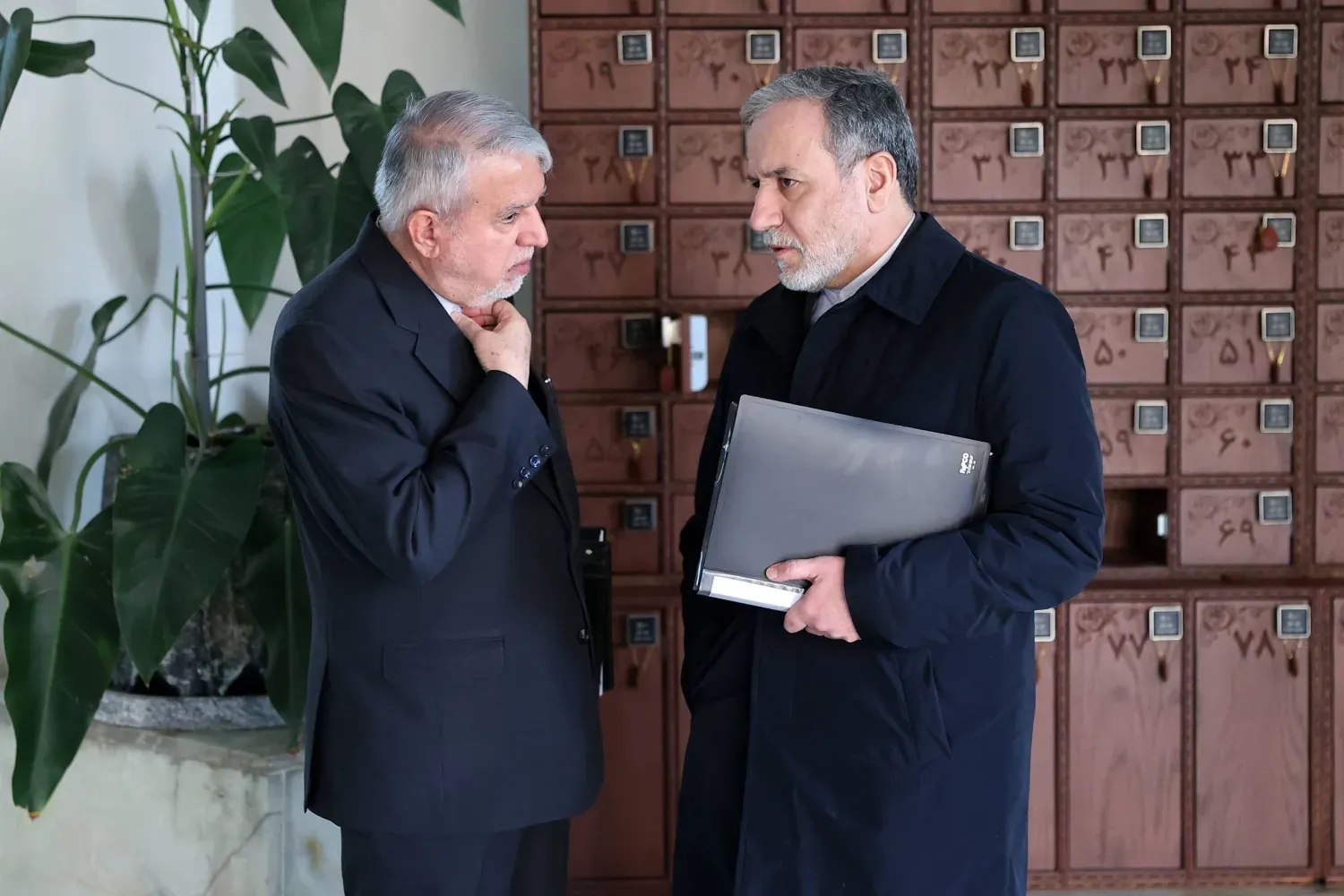 Arakçi, çarşamba günü hükümet toplantısının arasında, İstihbarat Bakanlığı'nda üst düzey görevlerde bulunmuş olan Turizm Bakanı Rıza Salihi Amiri ile görüştü (İran Cumhurbaşkanlığı)