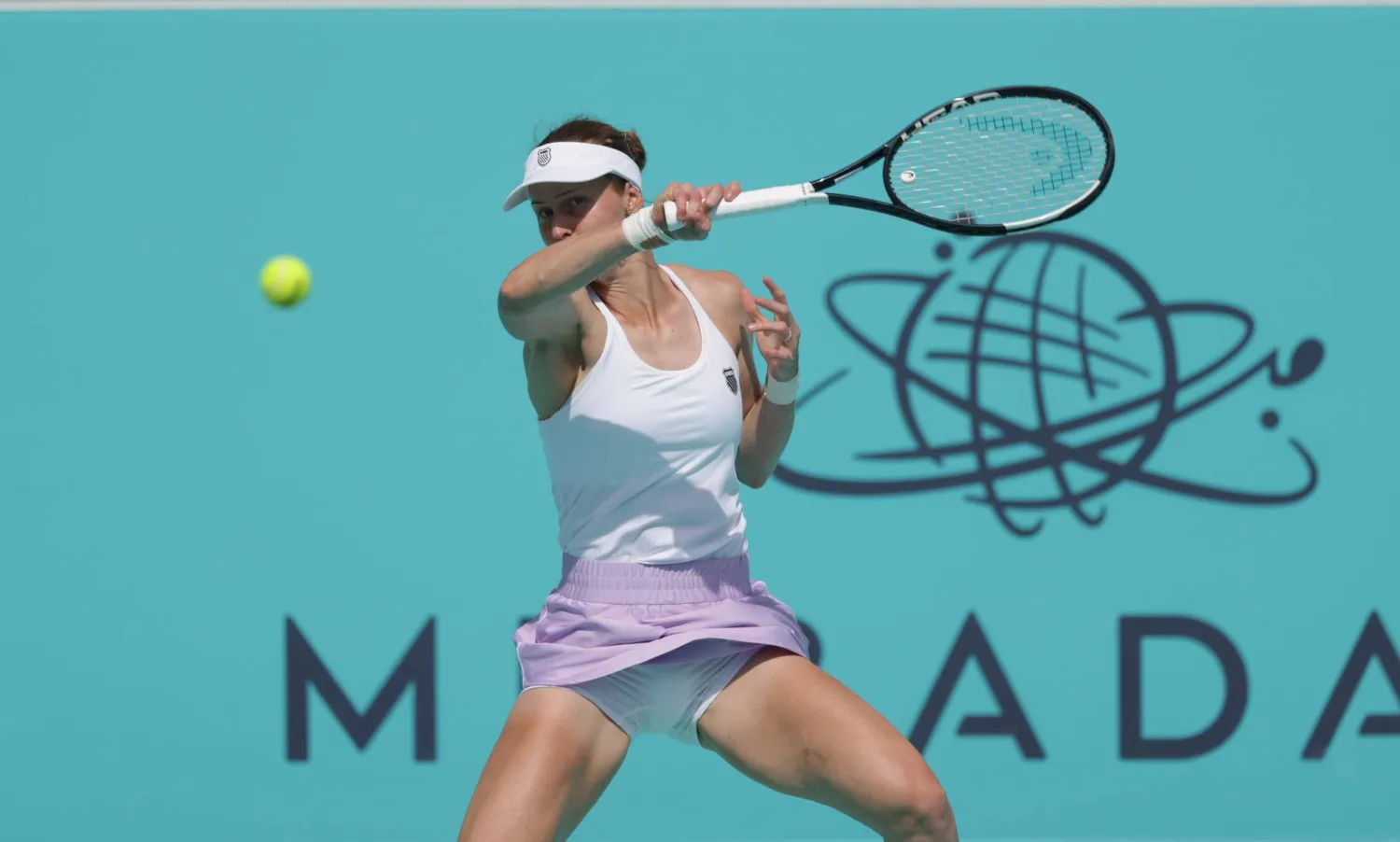 الروسية ليودميلا سامسونوفا تتقدم في أبوظبي (إ.ب.أ) 