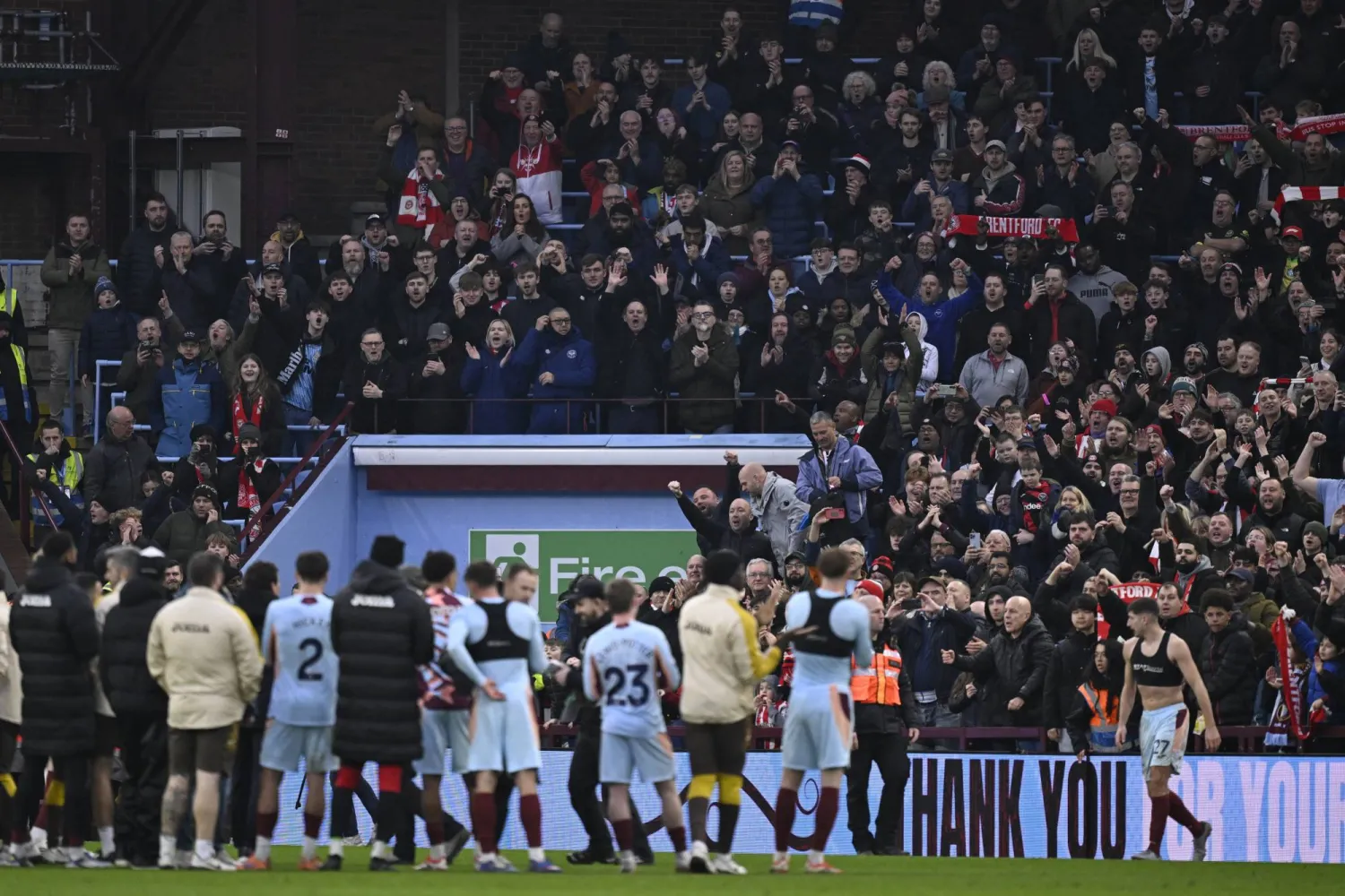 لاعبو برنتفورد يحتفلون مع جماهيرهم الزائرة بالفوز على فيلا (رويترز)
