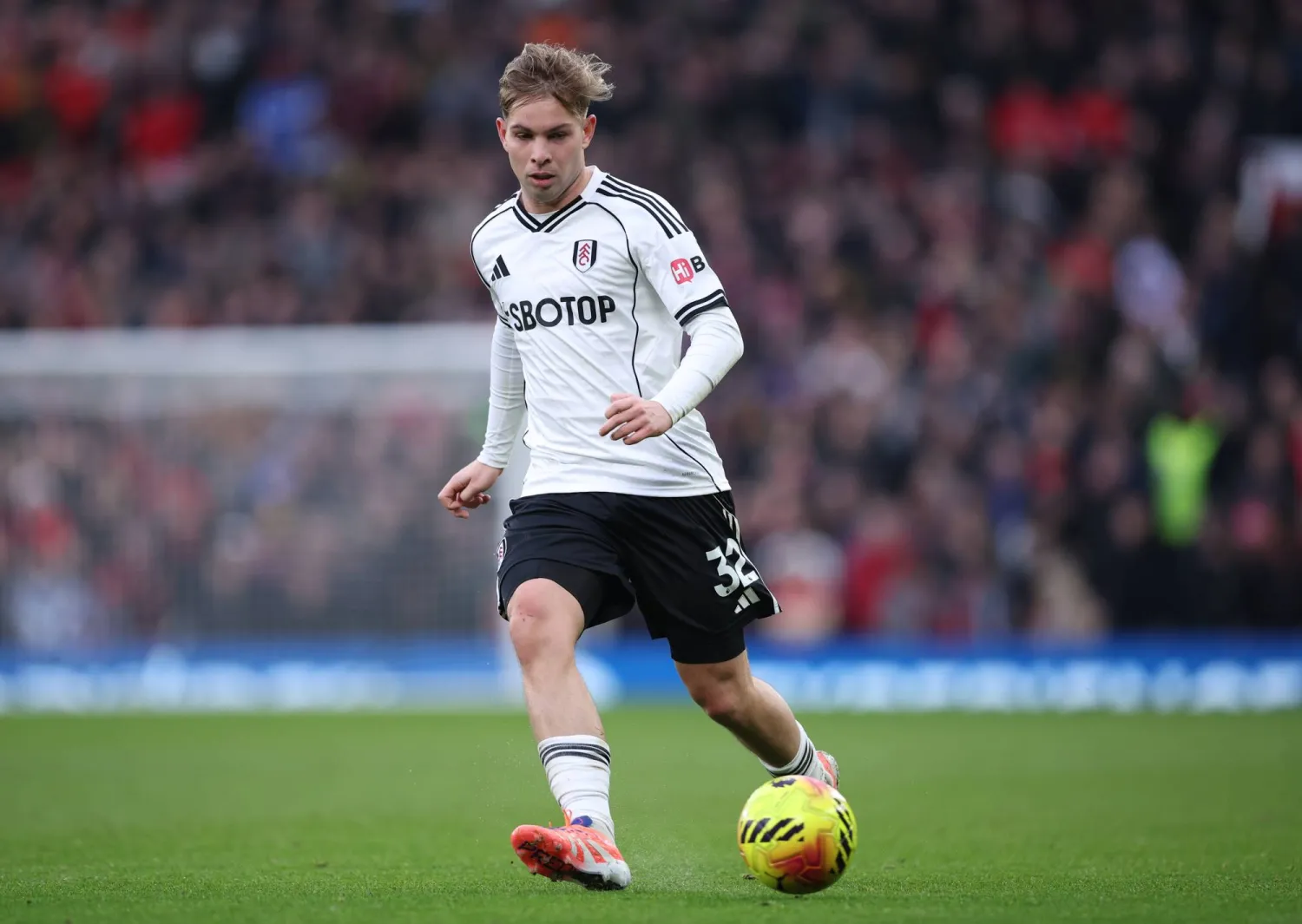 إميل سميث رو لاعب فريق فولهام (إ.ب.أ)