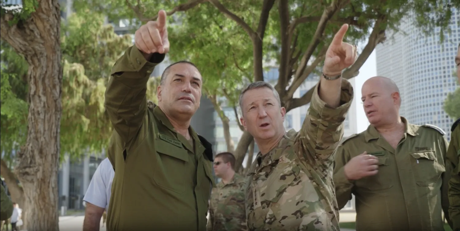 دان كين رئيس هيئة الأركان المشتركة الأميركية خلال زيارته إلى إسرائيل وبجواره إيال زامير رئيس هيئة الأركان بالجيش الإسرائيلي في الأول من نوفمبر (تشرين الثاني) 2025 (لقطة من فيديو للجيش الإسرائيلي)