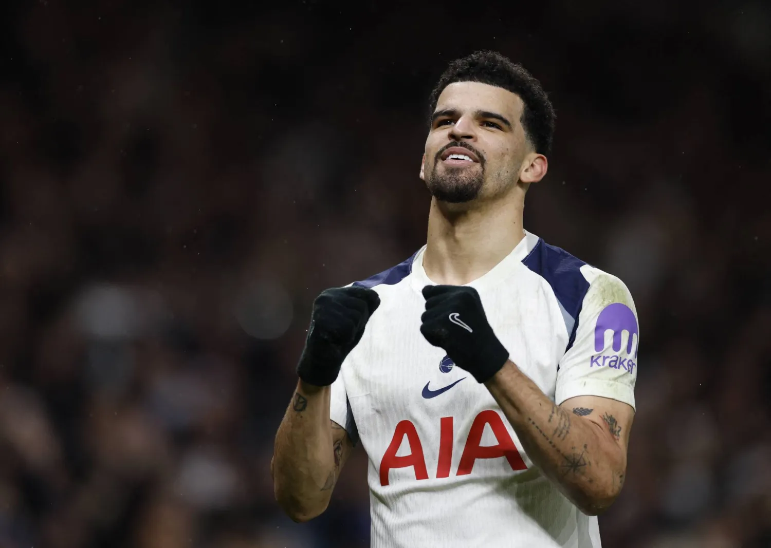 دومينيك سولانكي يحتفل بهدفيه في مرمى سيتي (رويترز)