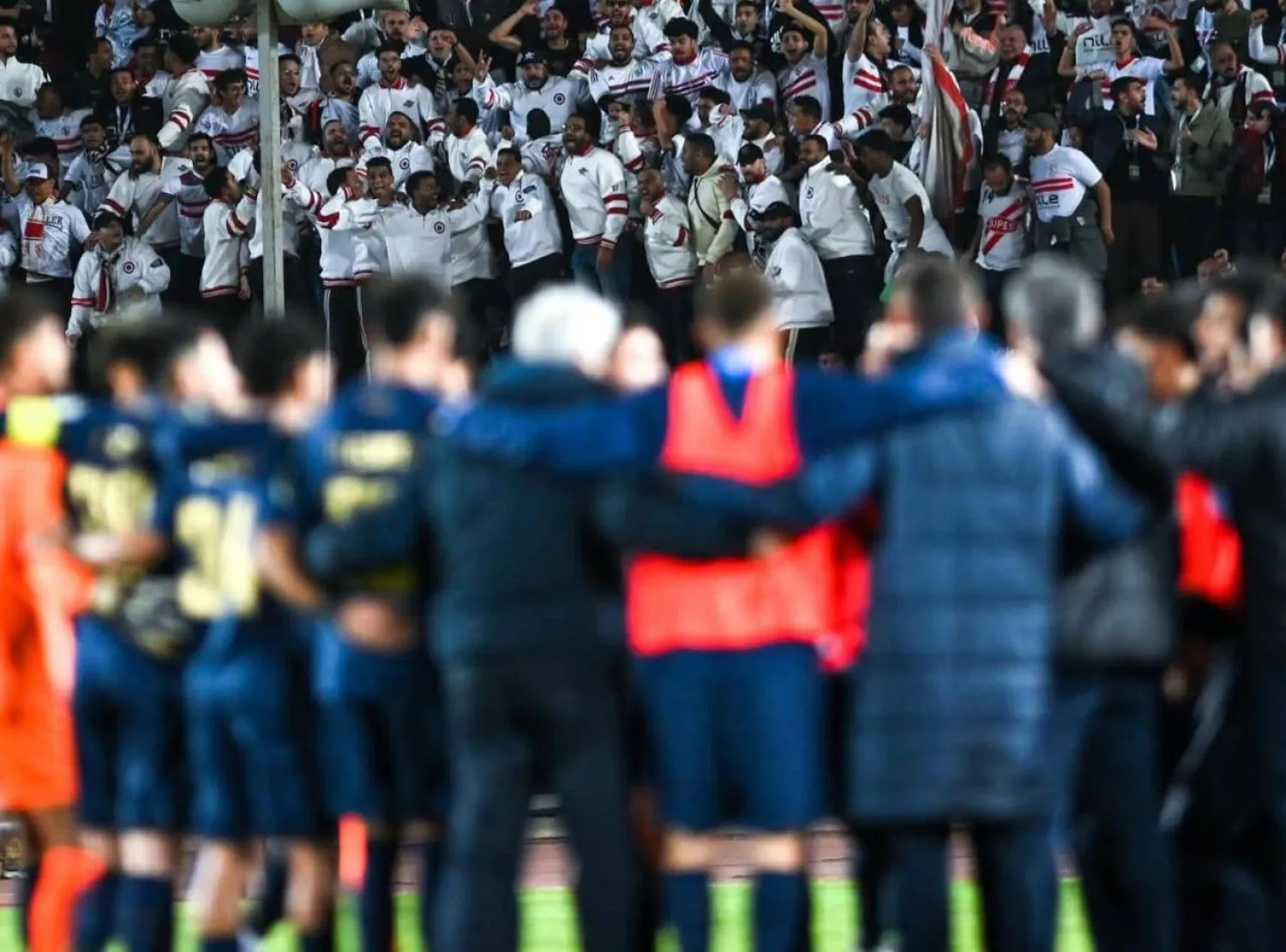 لاعبو الزمالك يحيون جماهيرهم باستاد السويس بعد الفوز على المصري (نادي الزمالك) 