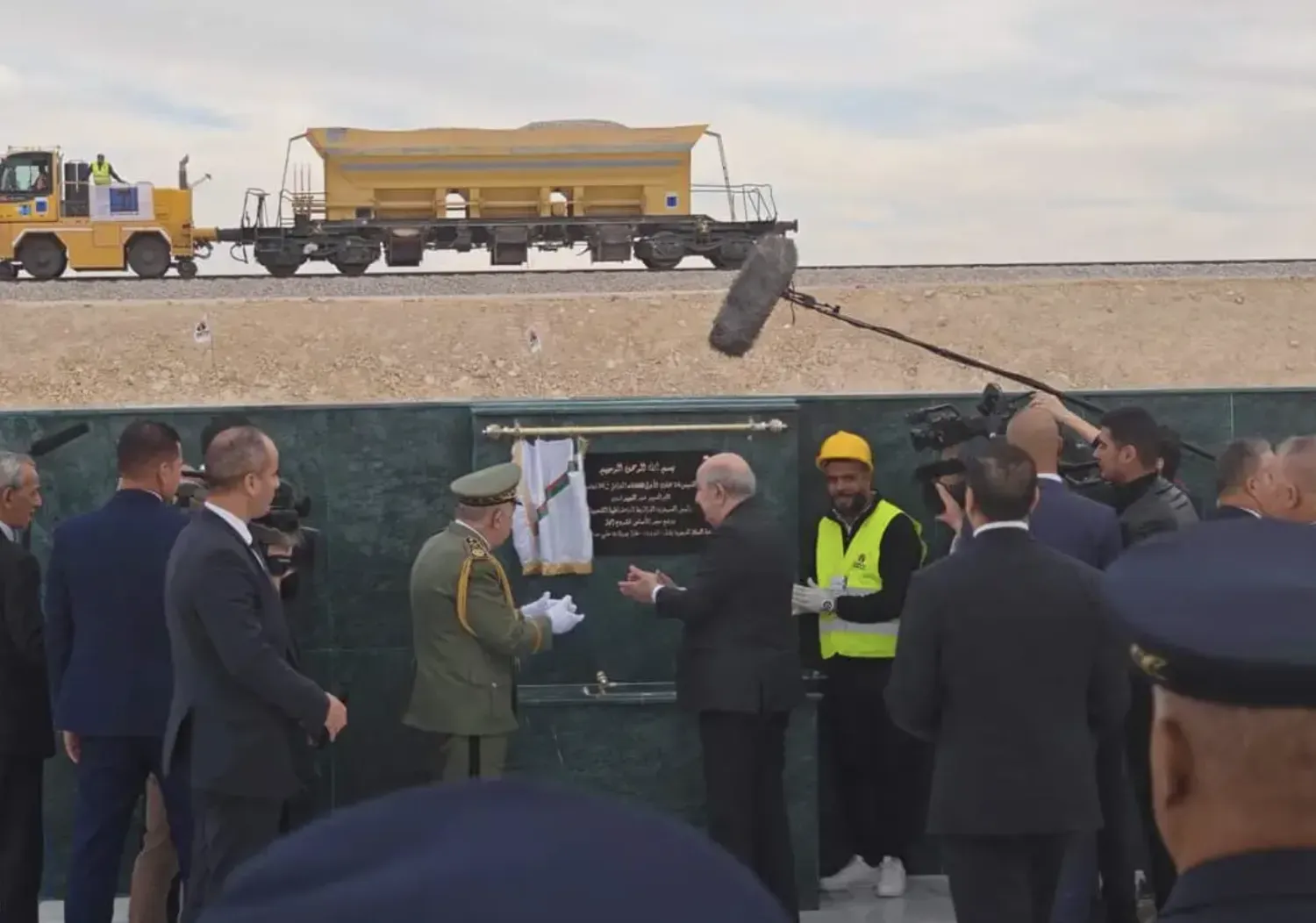 Cezayir Devlet Başkanı Abdulmecid Tebboune demiryolu hattının açılışında (Cezayir Televizyonu)