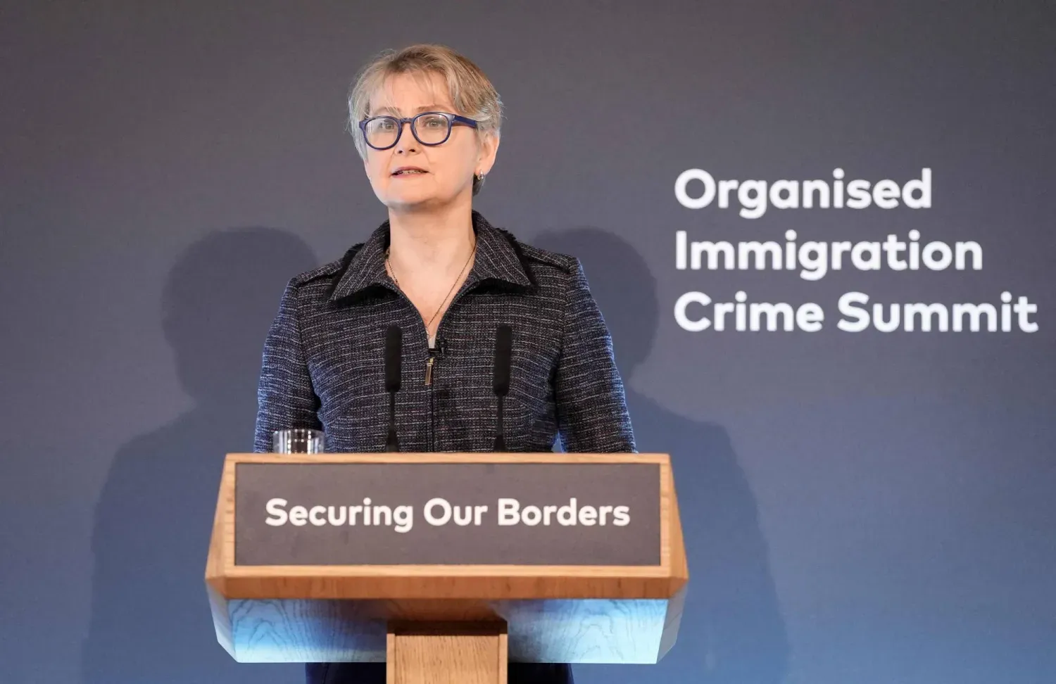 İngiltere İçişleri Bakanı Yvette Cooper, Uluslararası Sınır Güvenliği Zirvesinde konuşma yapıyor (AFP)