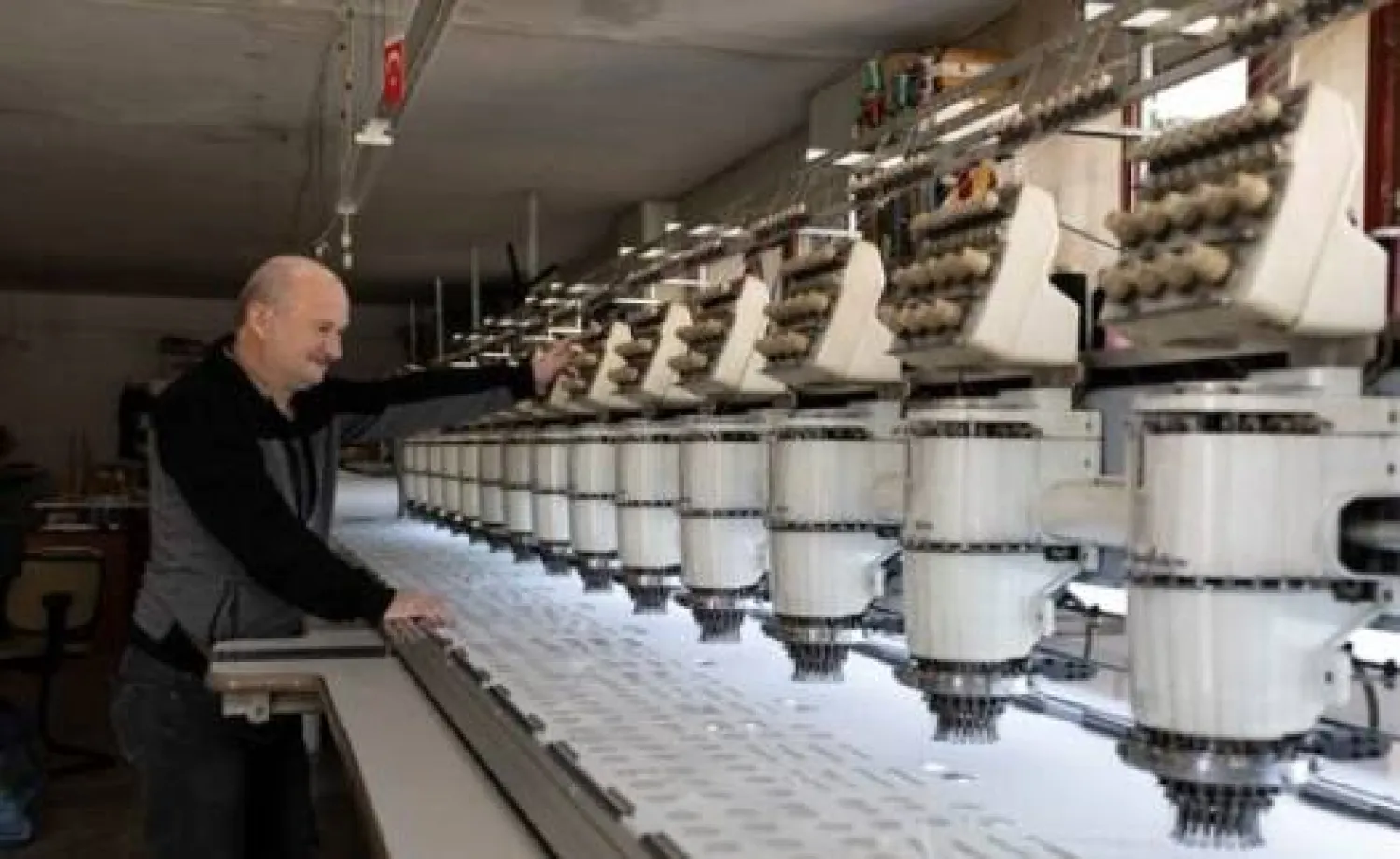 موظف يعمل في مصنع للمنسوجات بإسطنبول (رويترز)