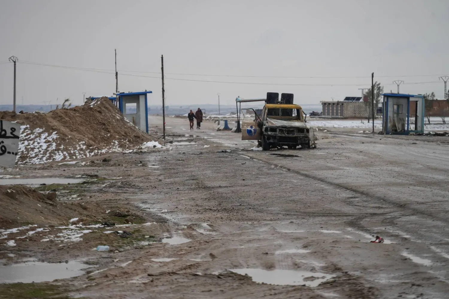 Suriye ordusu, ülkenin kuzeydoğusundaki Haseke'ye 9 kilometre mesafede, Suriye Demokratik Güçleri (SDG) ile cephe hatlarına yakın bir bölgede konuşlanırken, yol kenarında tahrip olmuş araçlar görülüyor (EPA)