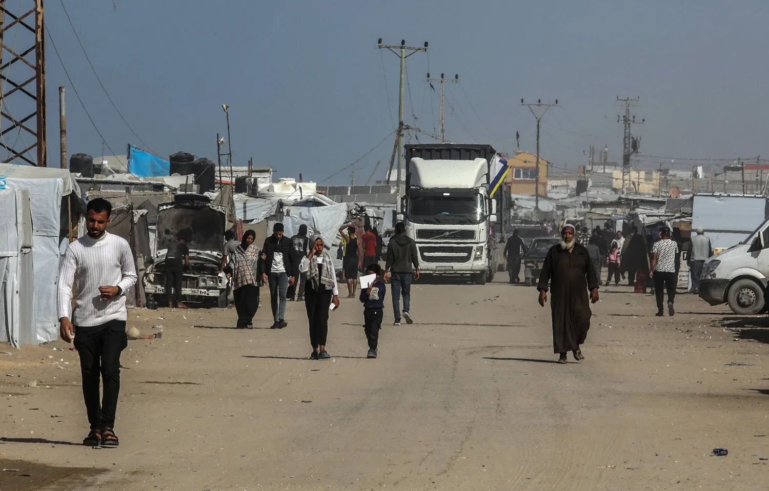 01 February 2026, Palestinian Territories, Khan Younis: Trucks carrying humanitarian aid arrive in Khan Yunis in the southern Gaza Strip, after passing through the Rafah border crossing from Egypt. Photo: Abed Rahim Khatib/dpa
