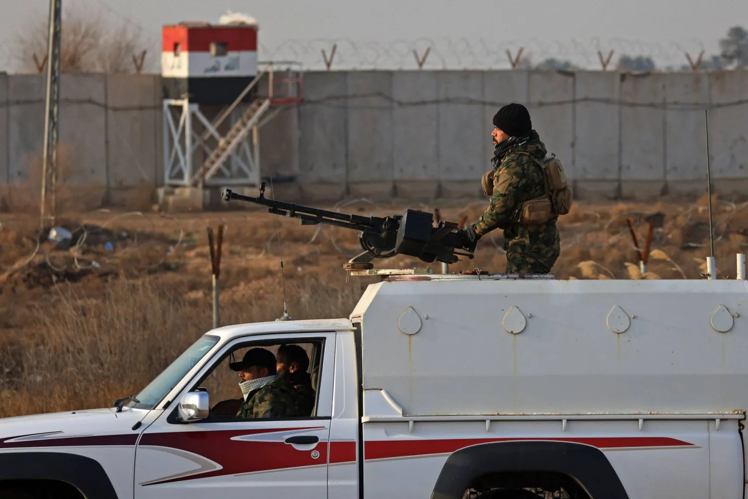 عناصر من «الحشد الشعبي» خلال دورية بطول الجدار الخرساني على الحدود مع سوريا في محافظة القائم العراقية (أ.ب)