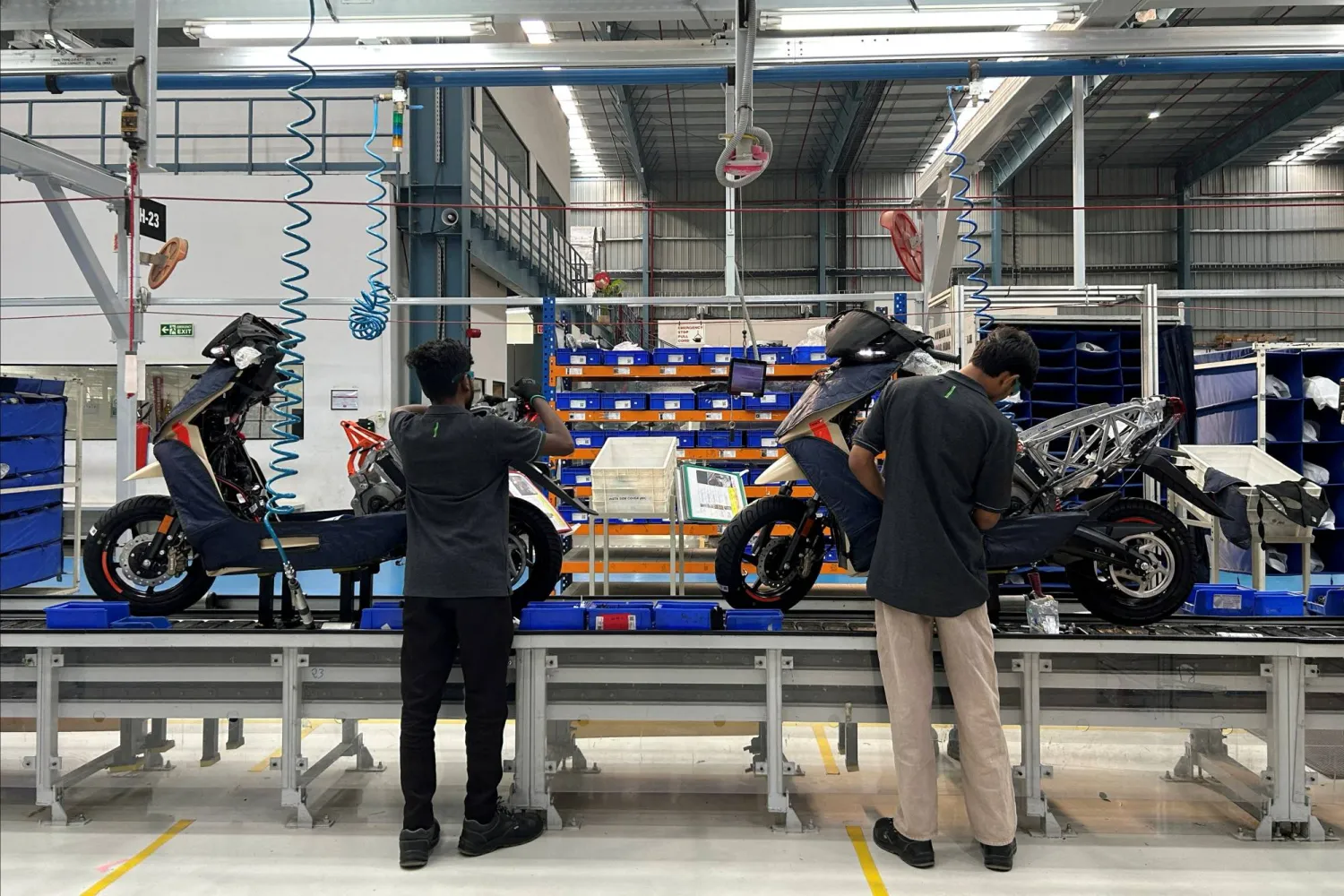 عمال في مصنع للدراجات النارية بولاية تاميل الهندية (رويترز)