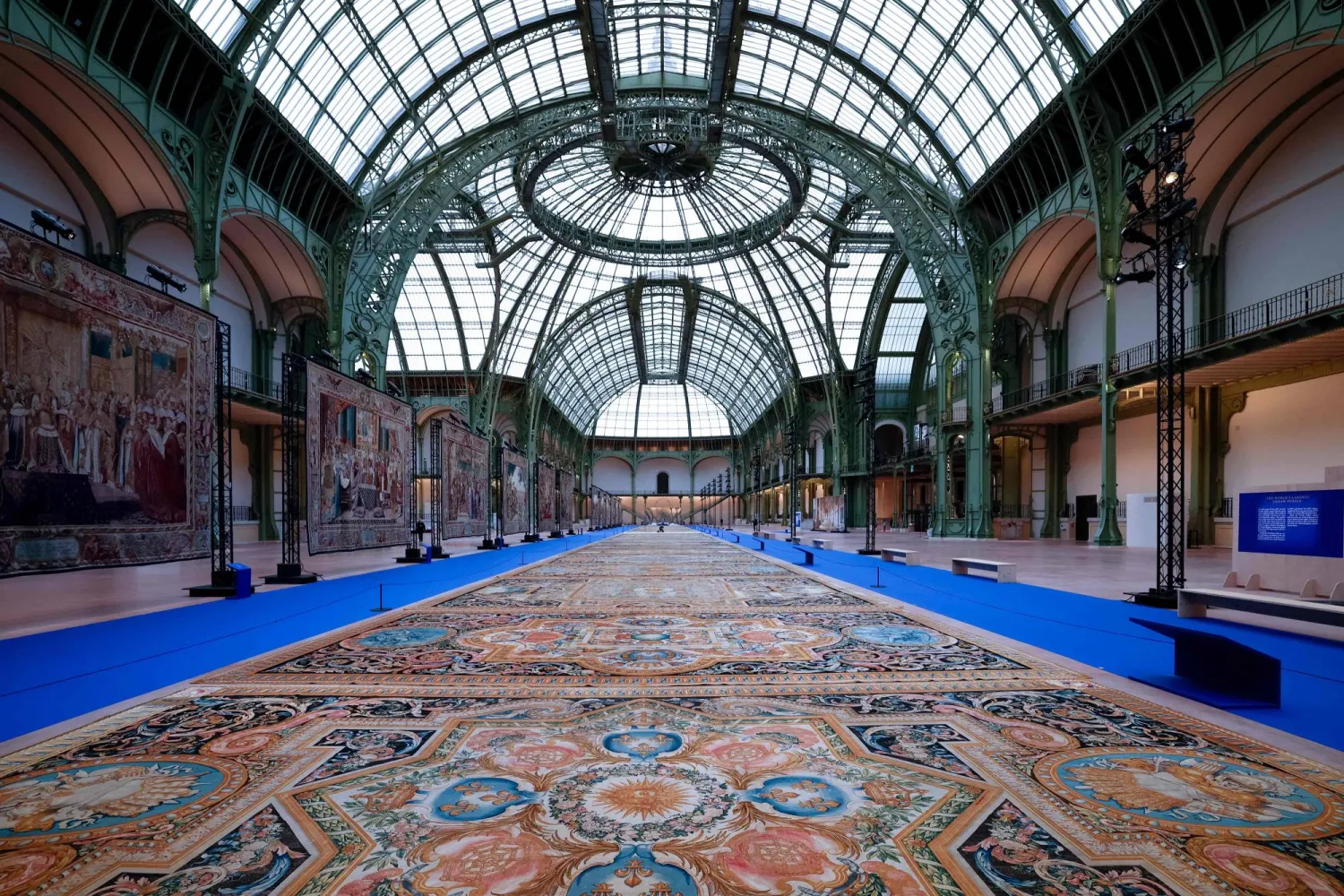 تُعرض السجادات التي طلبها لويس الرابع عشر خصوصاً لمعرض اللوفر (أ.ف.ب)