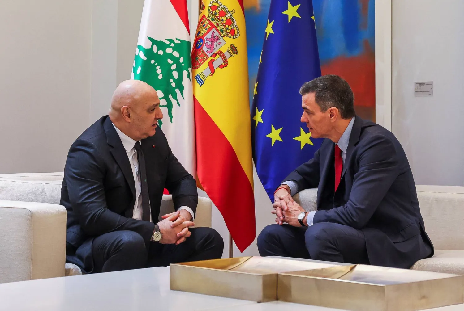 رئيس الحكومة الاسبانية بيدرو سانشيز يتحدث مع الرئيس اللبناني جوزيف عون خلال استقباله في مدريد (رويترز)