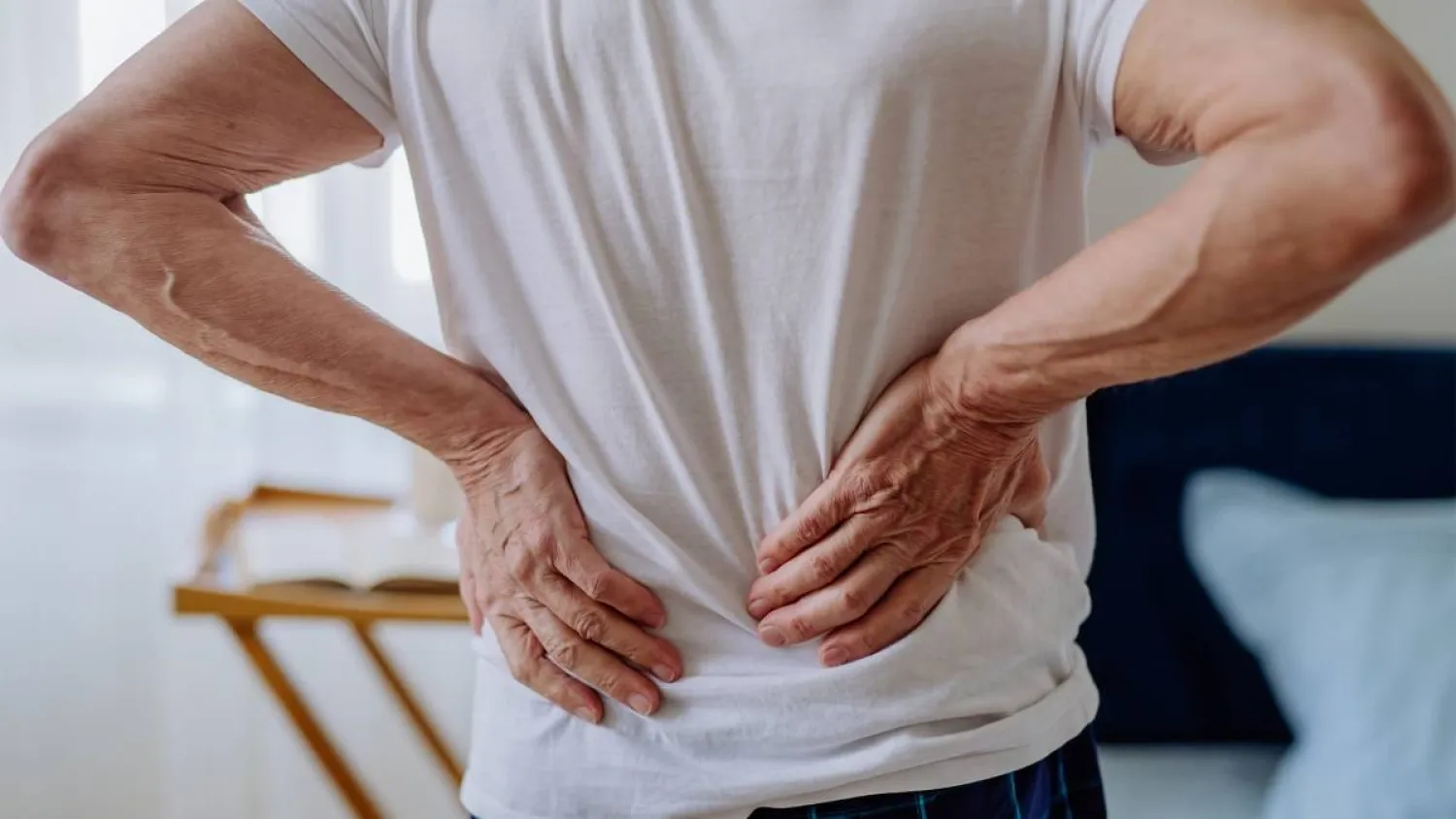 الجلوس لفترات طويلة يفاقم آلام أسفل الظهر (جامعة ميشيغان)