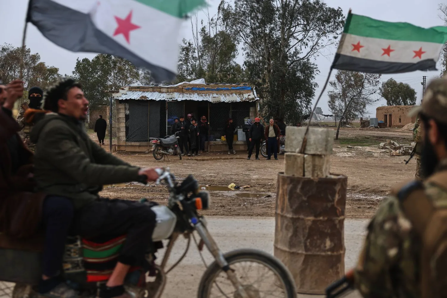 أفراد من الجيش السوري عند نقطة تفتيش في بلدة صرين شمال شرقي حلب فيما تتقدم وحدات إضافية نحو الحسكة يوم الاثنين (أ.ب)