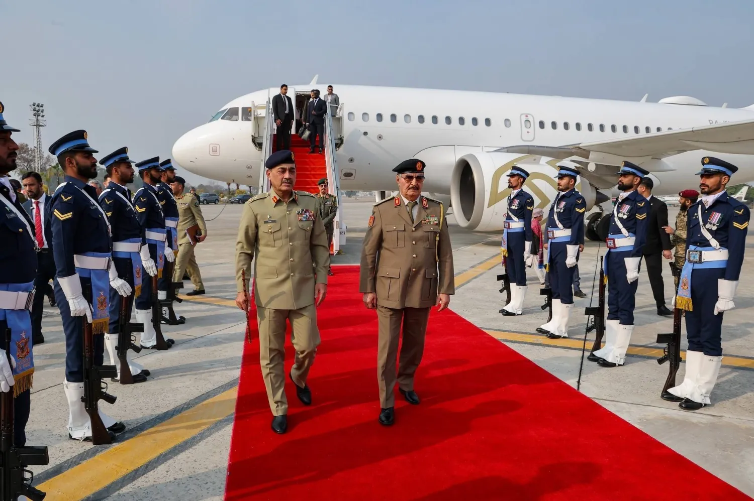 عاصم منير قائد الجيش الباكستاني يستقبل المشير خليفة حفتر القائد العام للقوات المسلحة الليبية في باكستان (الجيش الليبي عبر فيسبوك)