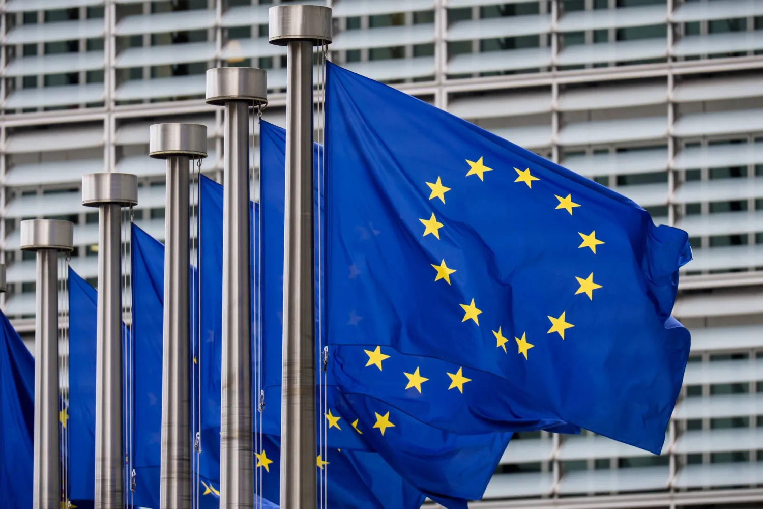 أعلام «الاتحاد الأوروبي» ترفرف أمام مبنى «المفوضية الأوروبية» في بروكسل (د.ب.أ)