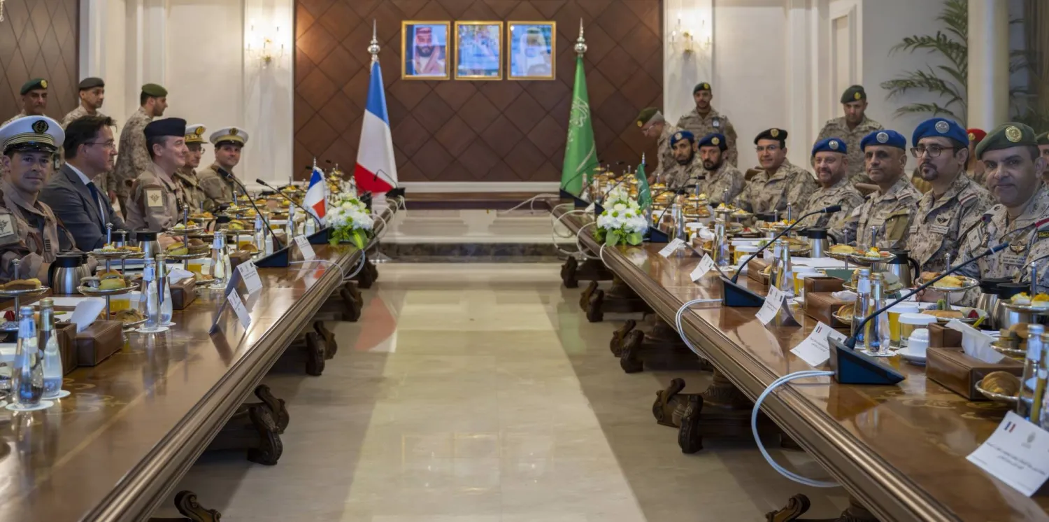 الفريق الأول الركن فياض الرويلي خلال اجتماعه مع الفريق الأول فابيان موندون في هيئة الأركان العامة بالرياض (واس)