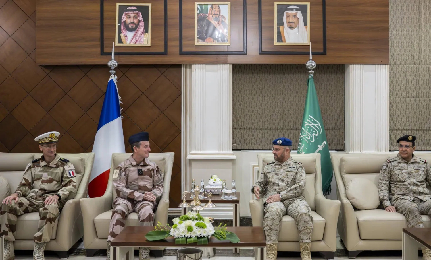 الفريق الأول الركن فياض الرويلي خلال استقباله الفريق الأول فابيان موندون في الرياض (واس)