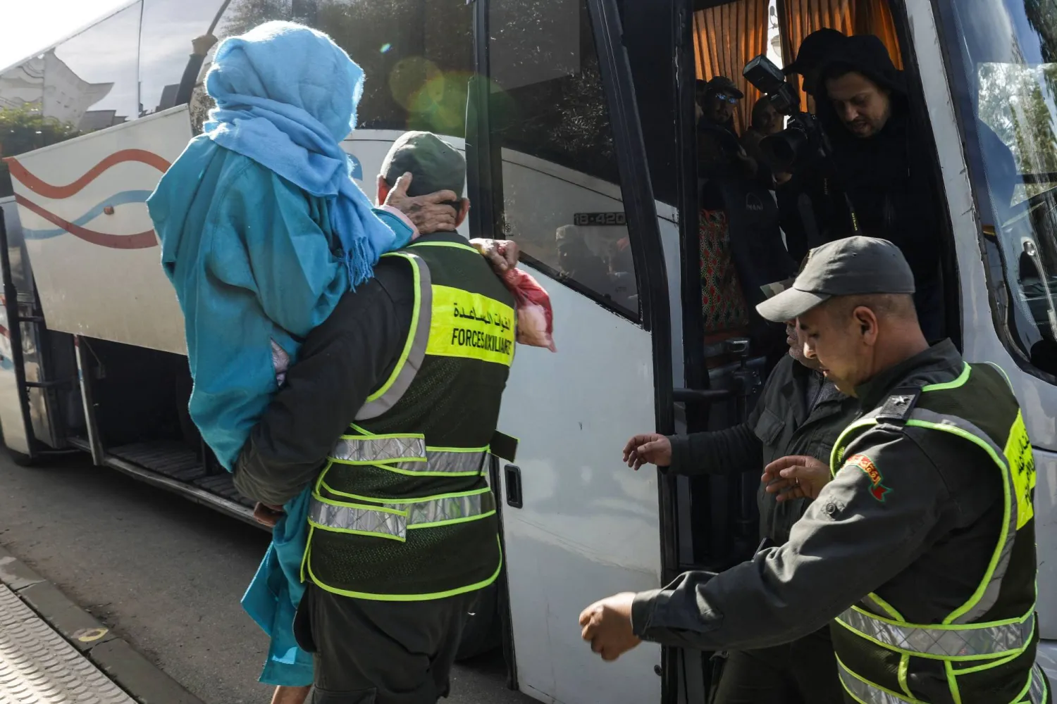 السلطات المغربية أجلت أكثر من 50 ألف شخص بعد أن هددت فيضانات ناجمة عن هطول أمطار غزيرة بإغراق مدينة القصر الكبير (أ.ف.ب)