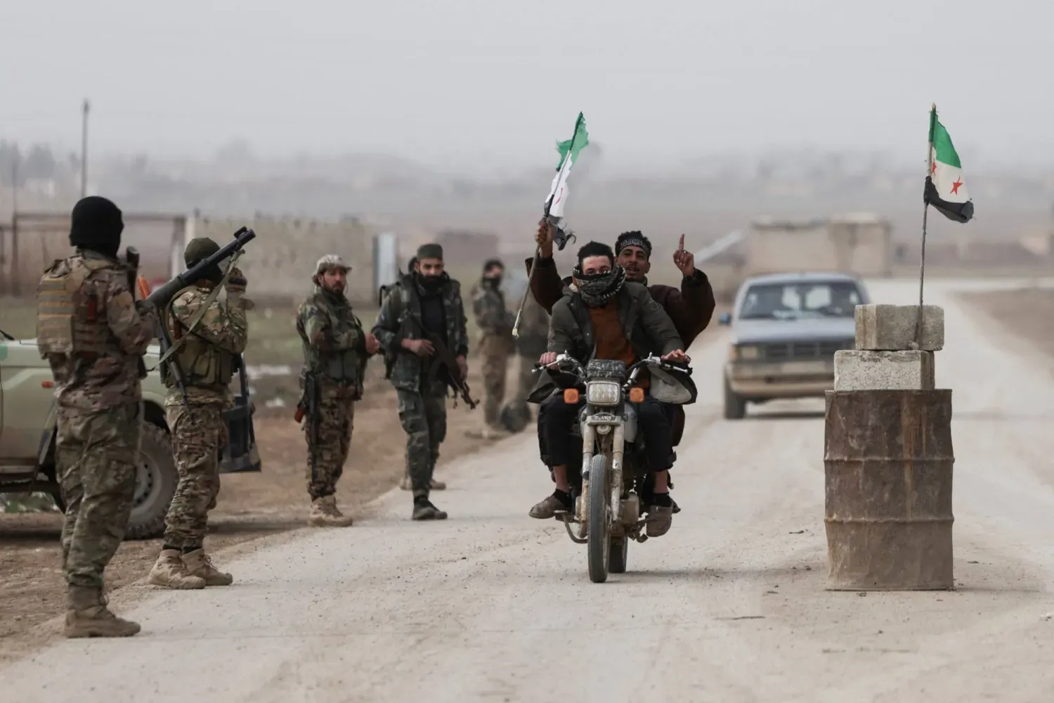 Suriye güvenlik güçlerine bağlı unsurlar dün Haseke kentine girdi (Reuters)