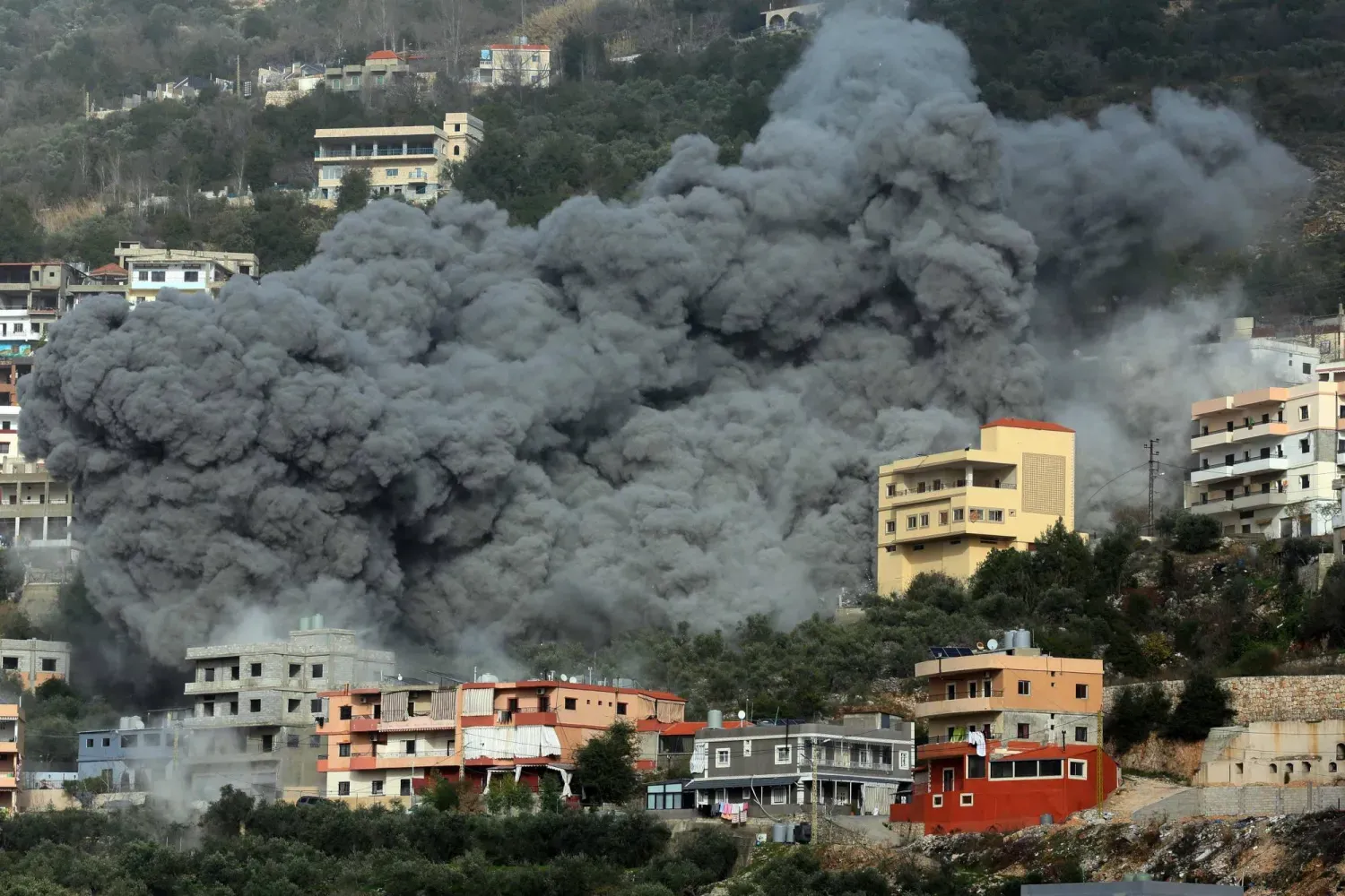 Lübnan'ın güneyindeki Ain Qana köyüne dün İsrail'in hava saldırısıyla hedef alınan bir binadan yoğun duman yükseliyor (AFP)