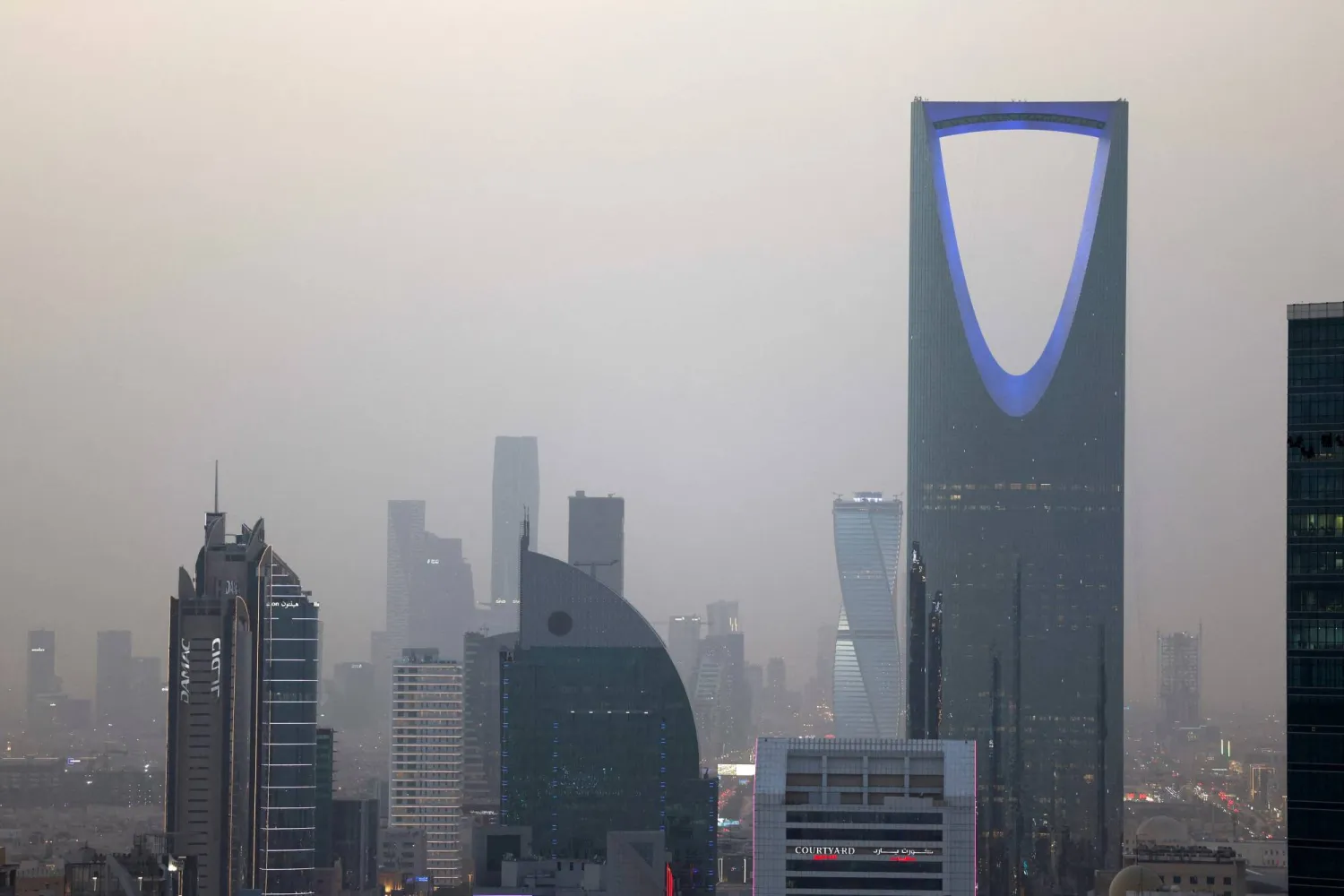 العاصمة السعودية الرياض عند مغيب الشمس (رويترز)