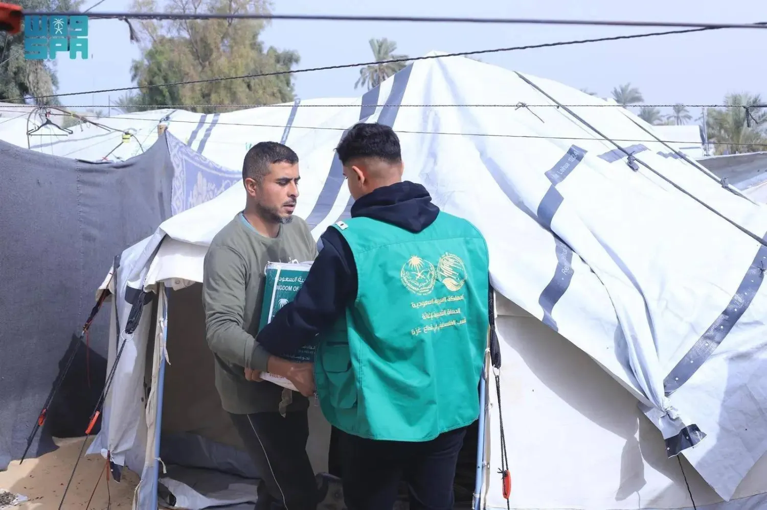 KSrelief distributes food baskets in Gaza on Monday. (SPA)