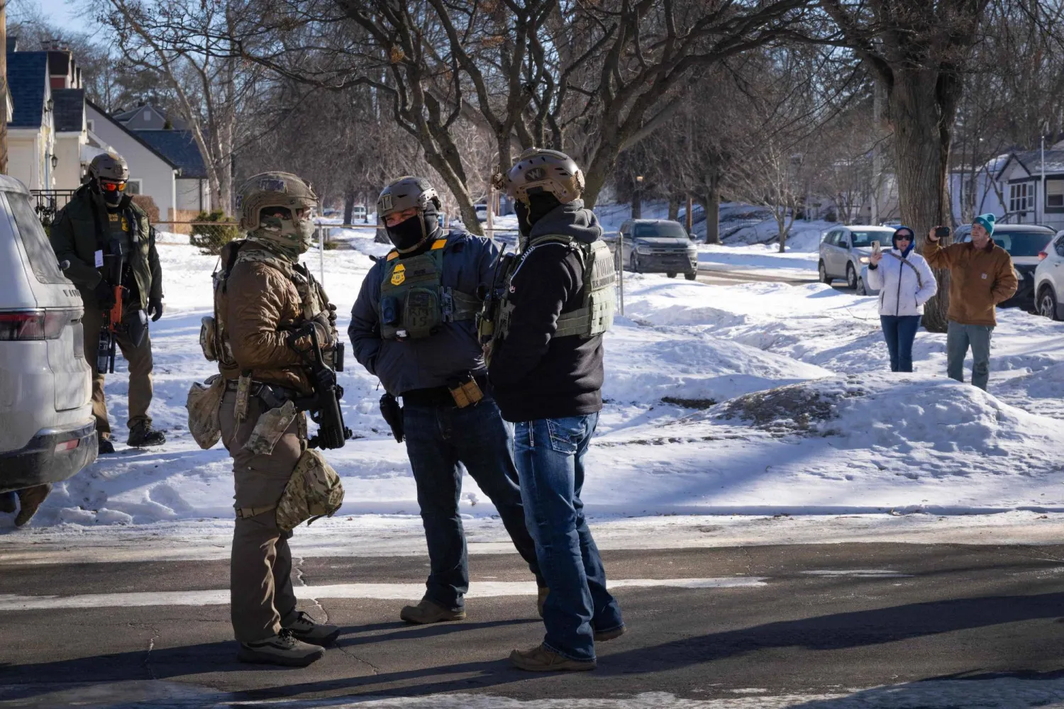 عناصر من وكالة إنفاذ قوانين الهجرة (أ.ف.ب)