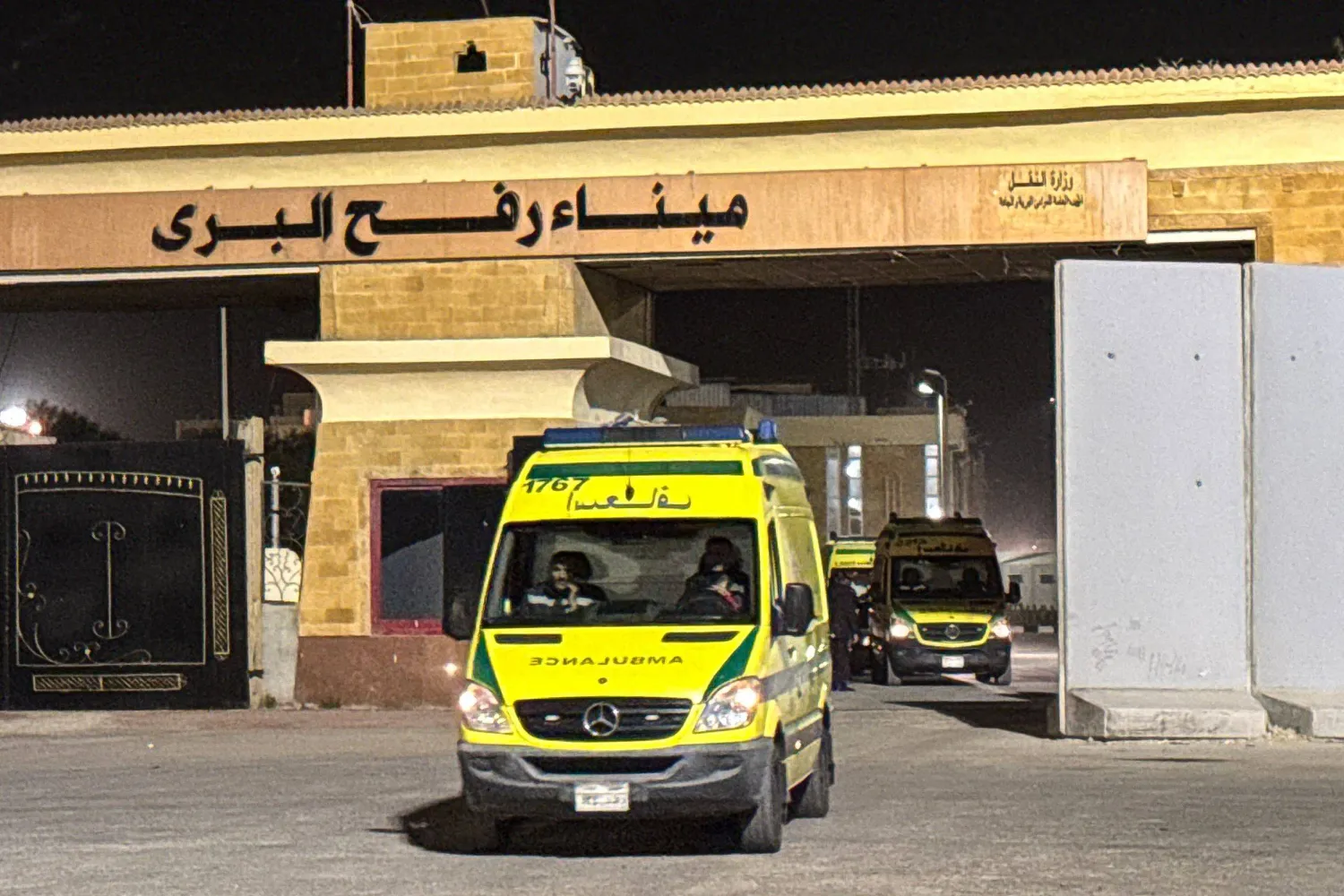 سيارات إسعاف تقل فلسطينيين يسعون لتلقي العلاج الطبي تسير أمس على الجانب المصري من معبر رفح الحدودي مع قطاع غزة (أ.ف.ب)