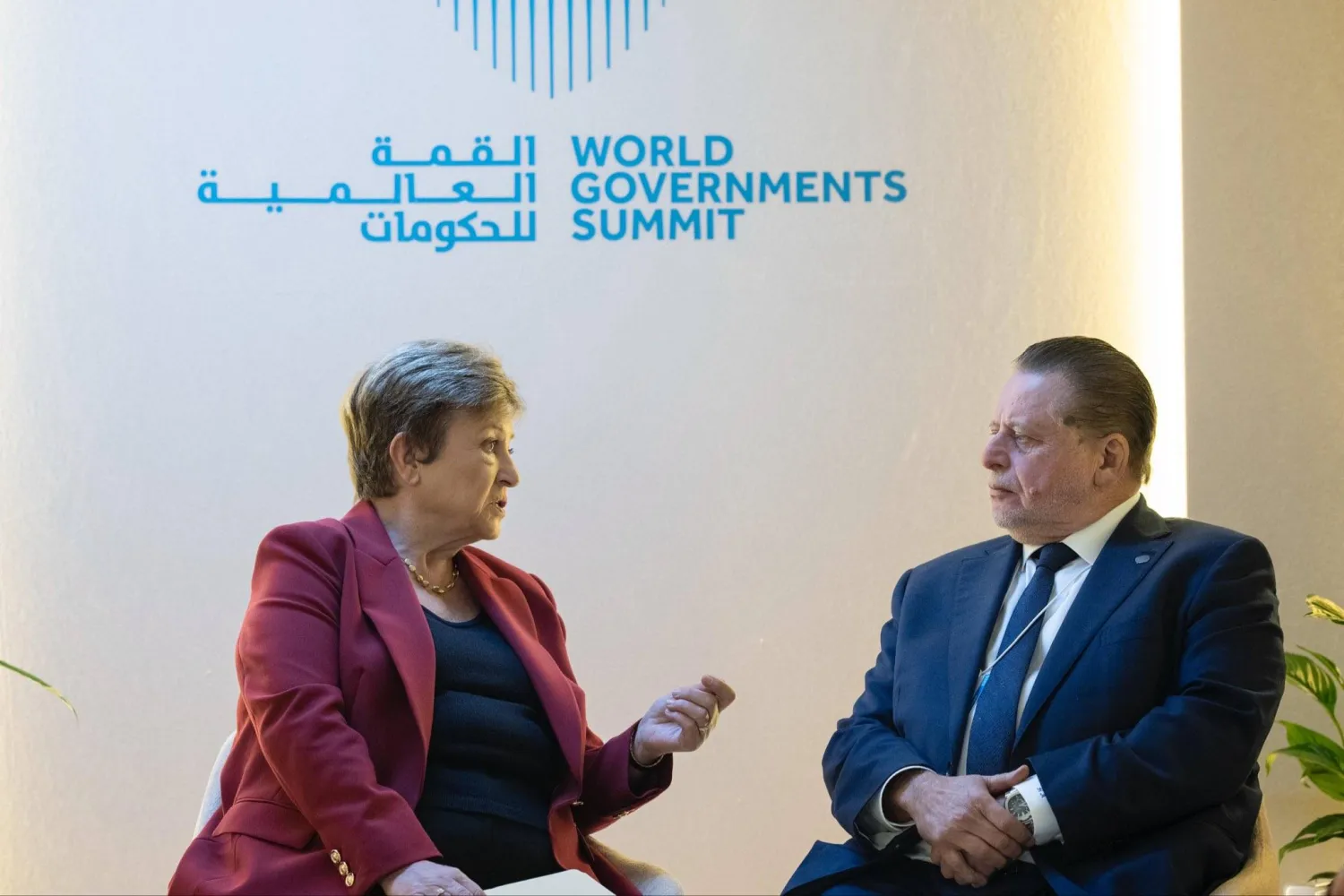 مديرة صندوق النقد الدولي كريستالينا غورغييفا أثناء لقائها محافظ البنك المركزي المصري حسن عبد الله في دبي (إكس)