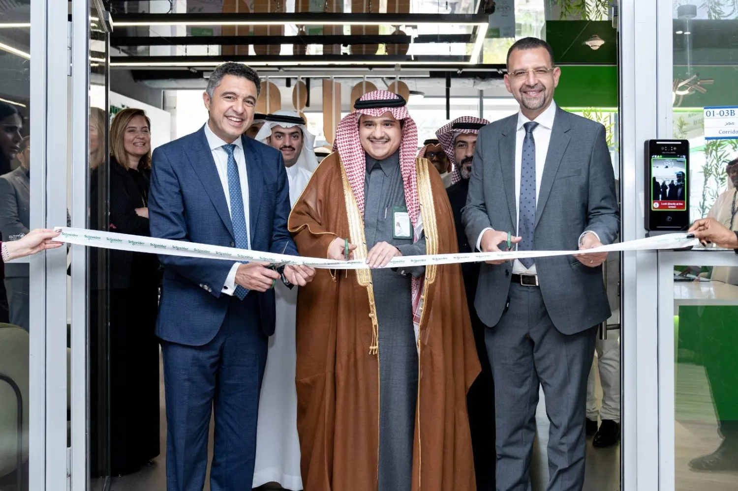 من اليمين محمد شاهين رئيس «شنايدر إلكتريك» في السعودية وباكستان واليمن والبحرين وثامر الغفيص مدير الاستثمارات في الطاقة ووليد شيطا رئيس «الشرق الأوسط وأفريقيا» في «شنايدر إلكتريك»