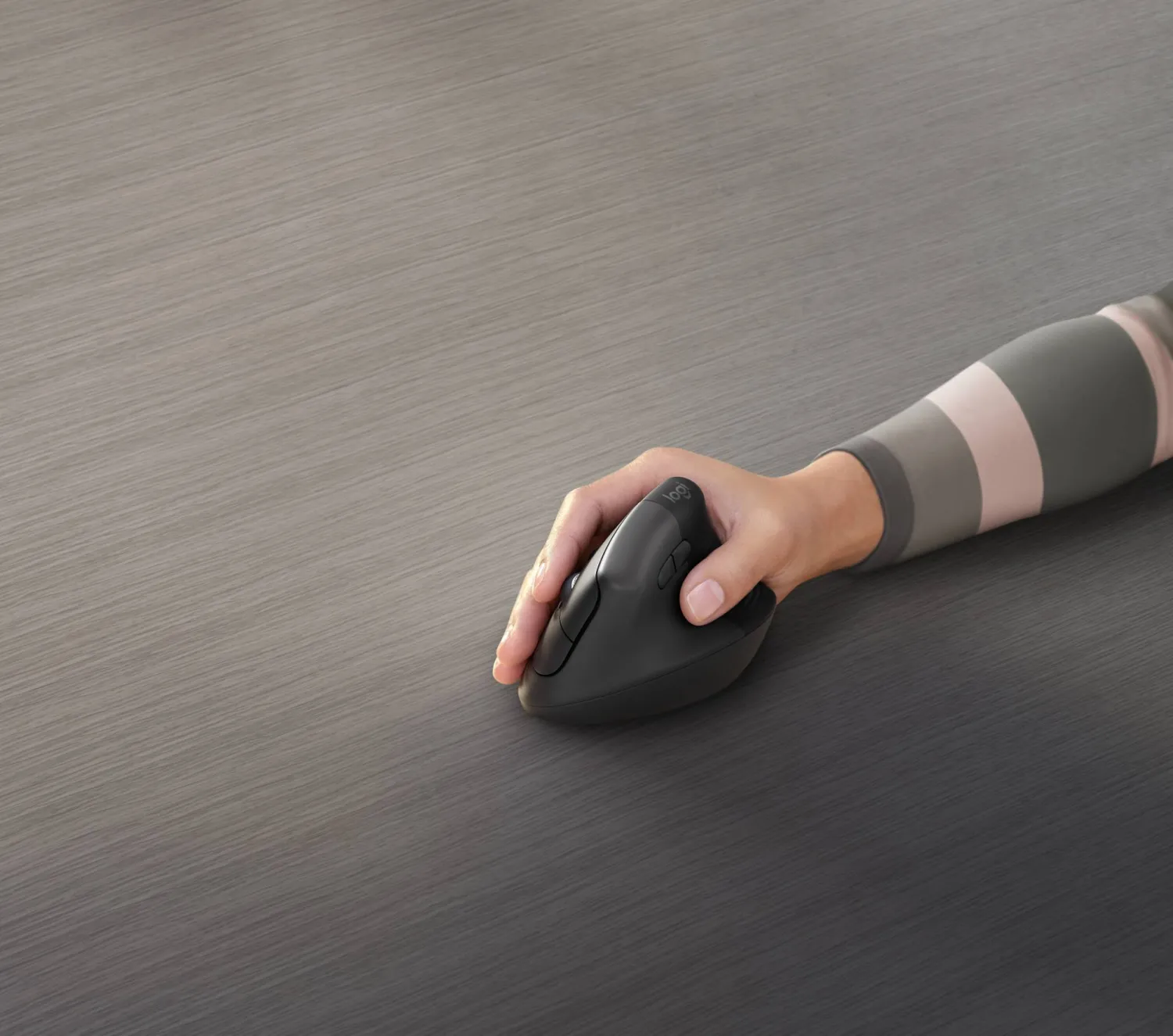 تصميم عمودي مريح للاستخدامات المطولة ويمنع إصابات عصب الرسغ وآلام المعصم