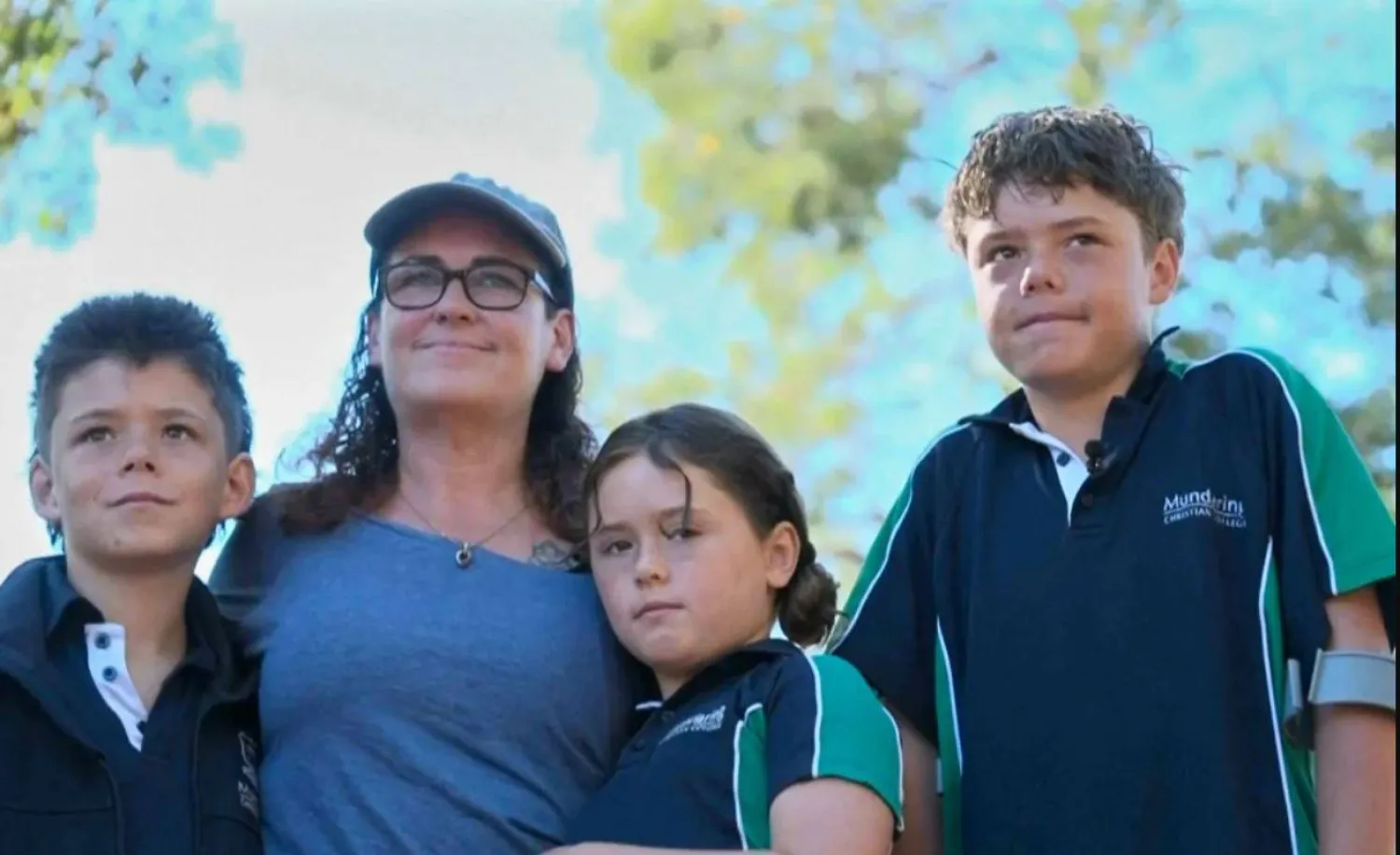 المراهق أوستن أبيلبي (اليمين) مع عائلته في كويندالوب غرب أستراليا (أ.ب)