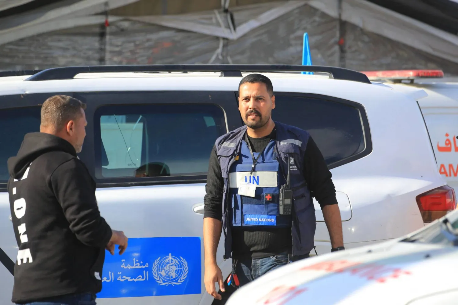 يساعد مسؤولو منظمة الصحة العالمية في إجلاء المرضى الفلسطينيين وجرحى الحرب من قطاع غزة لتلقي العلاج بالخارج عبر معبر رفح الحدودي بين غزة ومصر (أ.ف.ب)