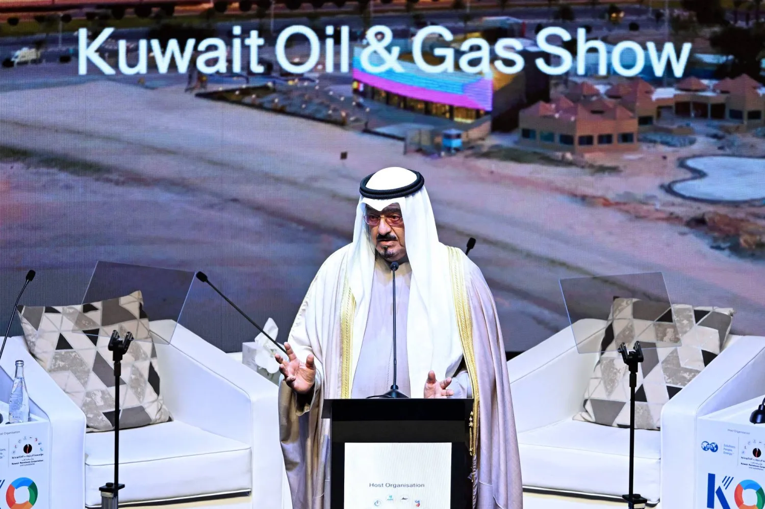 رئيس الوزراء الشيخ أحمد عبد الله الأحمد الصباح يلقي كلمته خلال «معرض الكويت للنفط والغاز» 3 فبراير 2026 (أ.ف.ب)