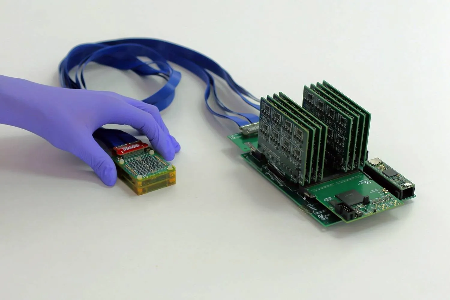 الجهاز المبتكر متصل بوحدة معالجة بحجم قريب من الهاتف الذكي (معهد ماساتشوستس للتكنولوجيا)