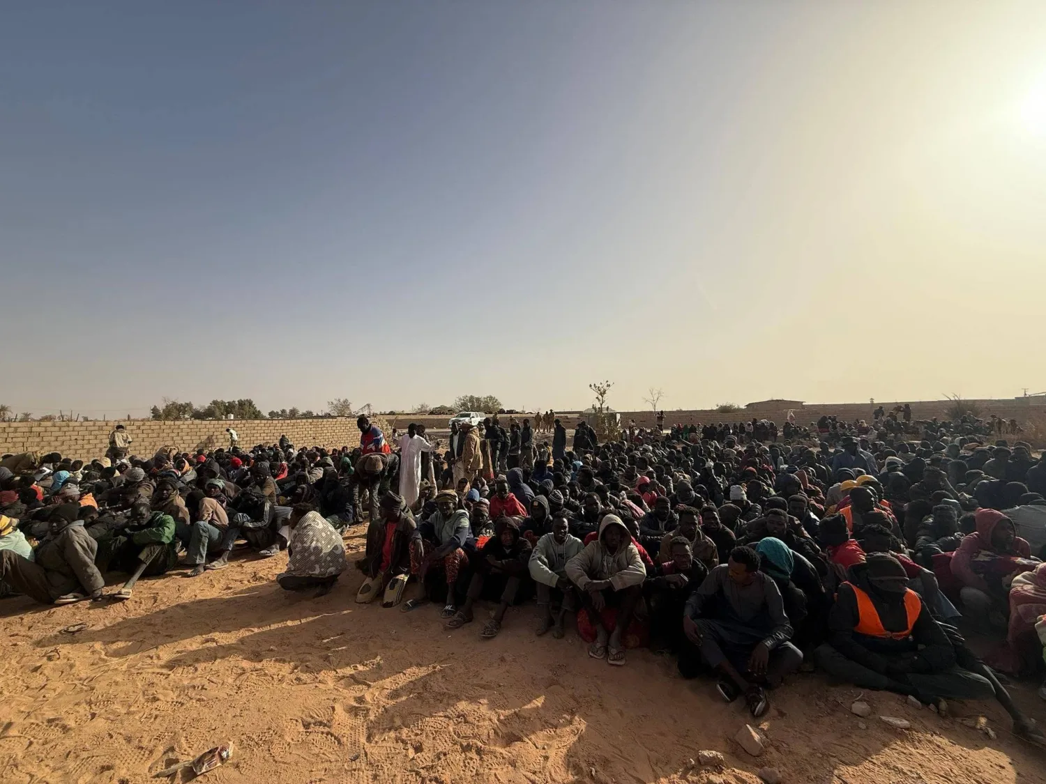  مهاجرون بعد توقيفهم في سبها الليبية 3 فبراير (مديرية أمن سبها)