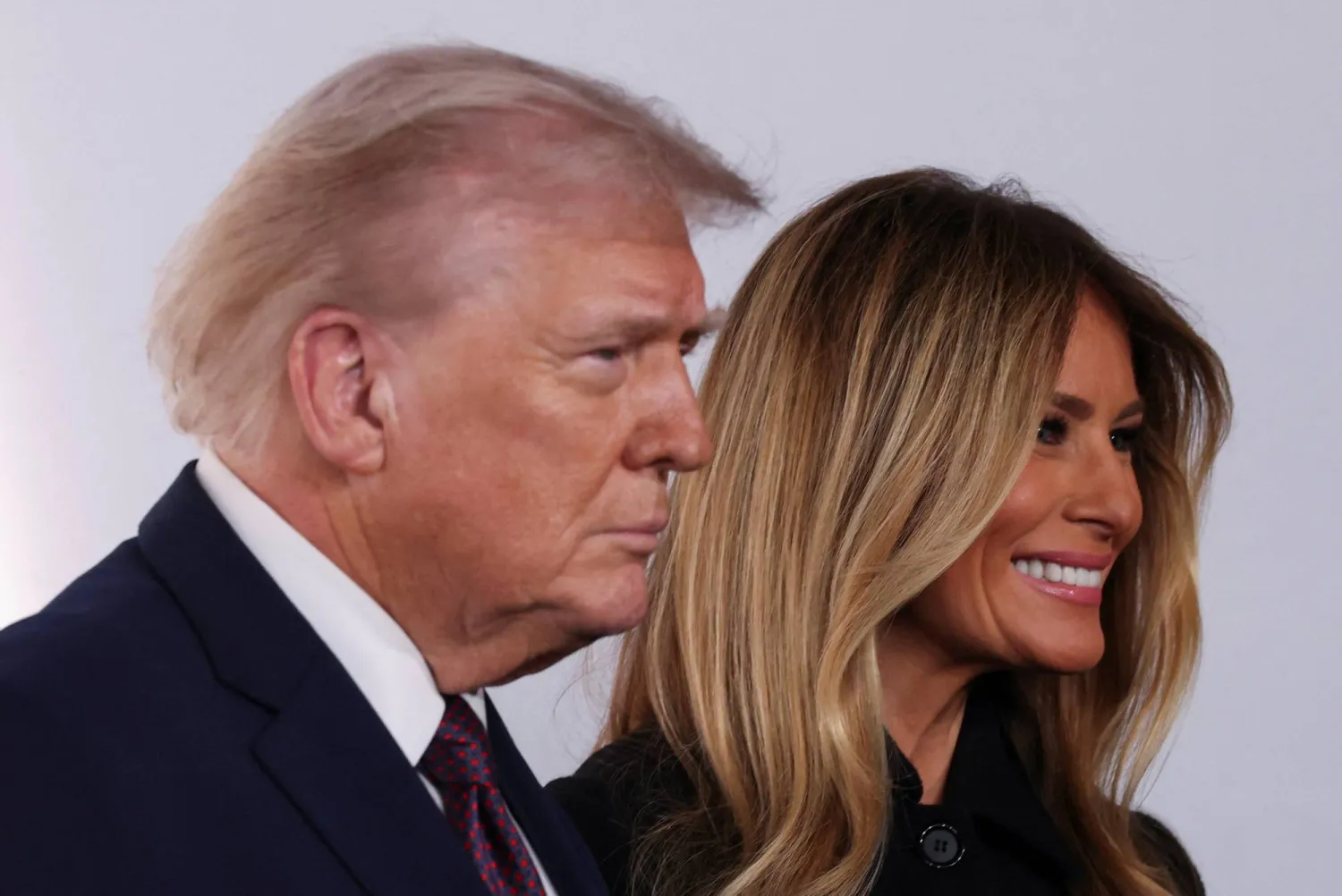 الرئيس الأميركي دونالد ترمب مع زوجته ميلانيا خلال العرض الأول للوثائقي الخاص بها بعنوان «ميلانيا» (رويترز)