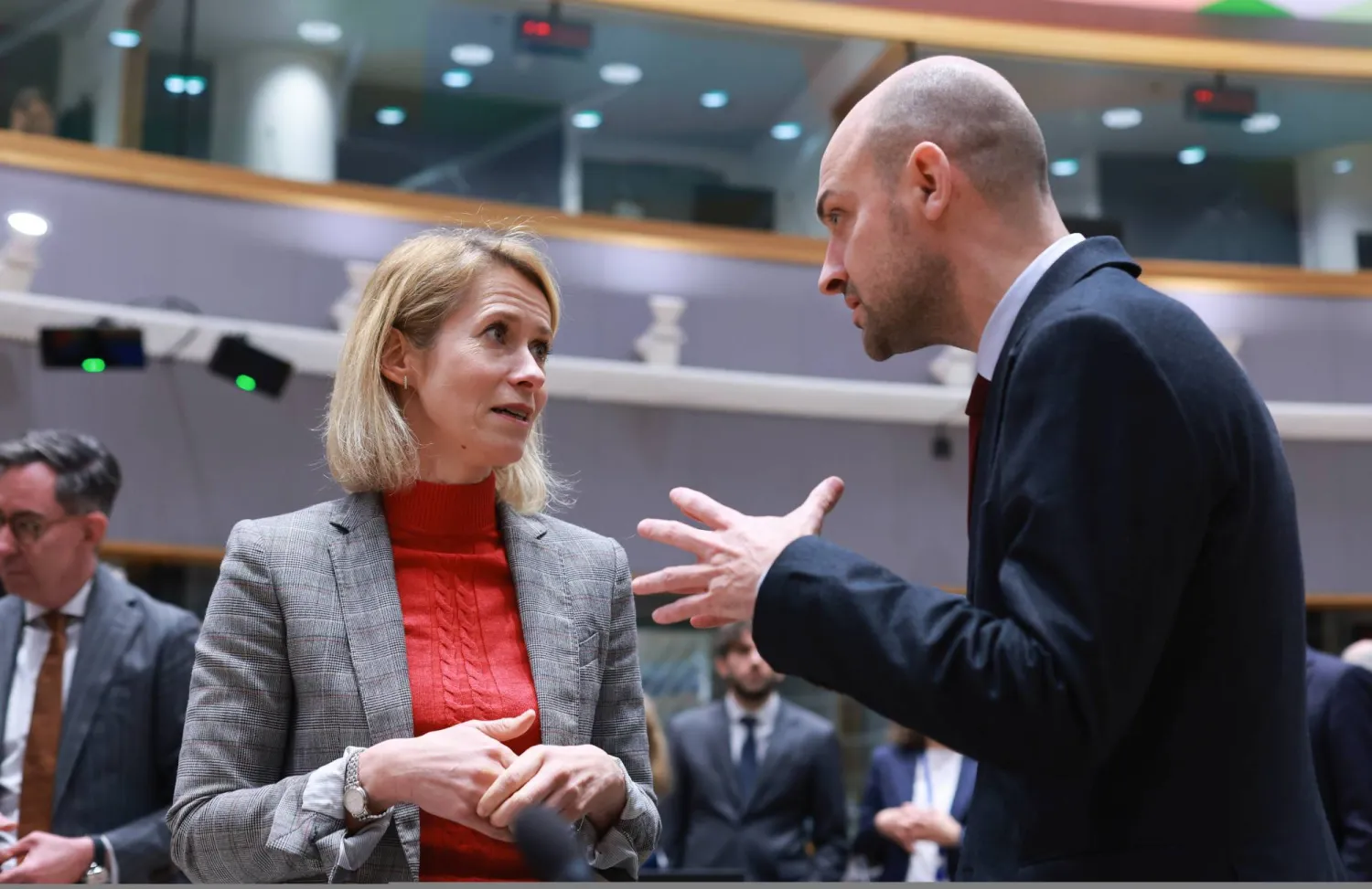 وزير الخارجية الفرنسي جان نويل بارو متحدثاً لمسؤولة السياسة الخارجية بالاتحاد الأوروبي بمناسبة اجتماع وزراء خارجية الاتحاد في بروكسل 29 يناير (إ.ب.أ)