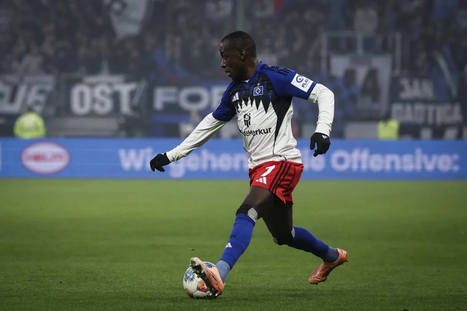 جان لوك دومبي جناح نادي هامبورغ (د.ب.أ)