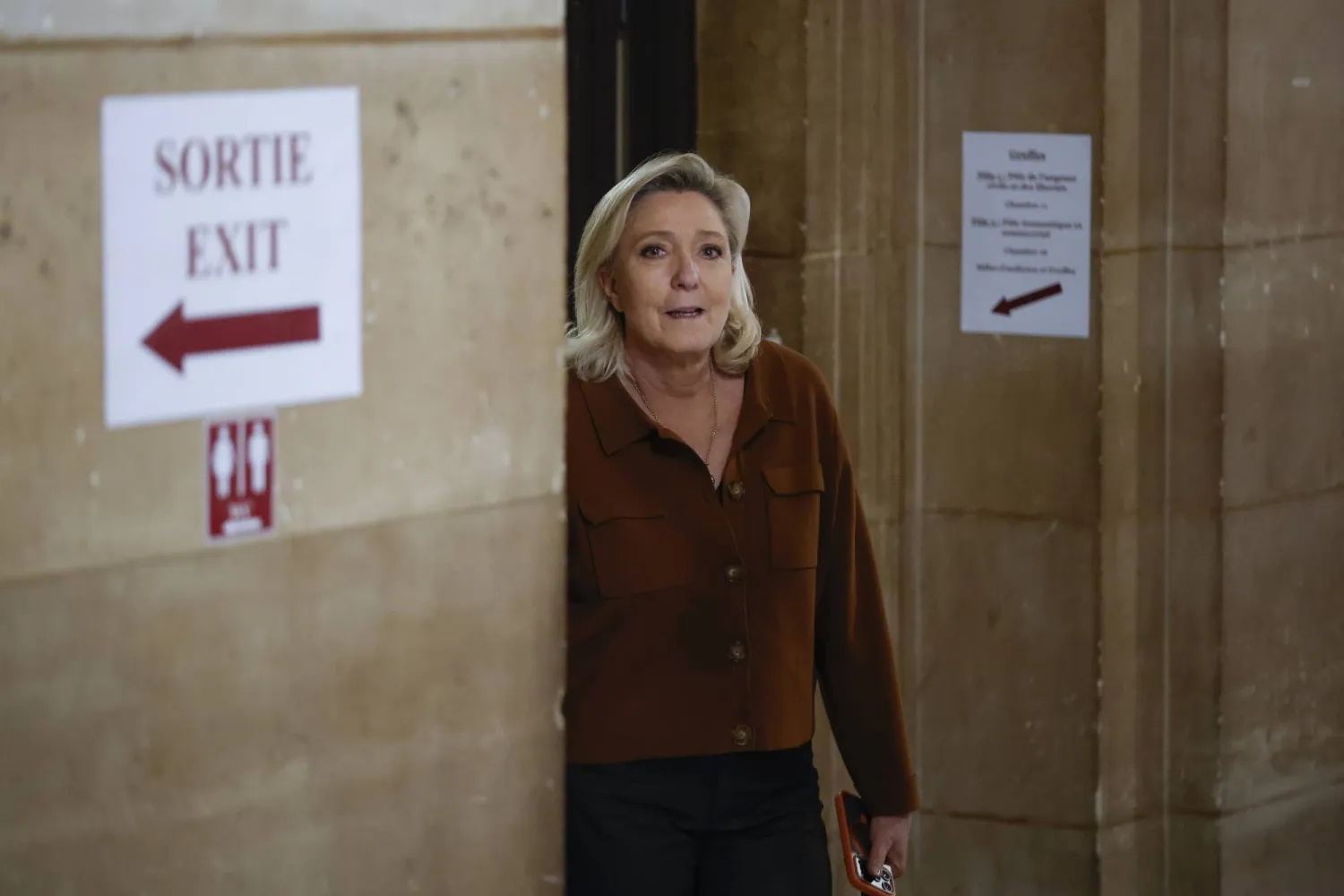 مارين لوبان زعيمة الكتلة البرلمانية لحزب «التجمع الوطني»، في محكمة باريس... 3 فبراير 2026 (إ.ب.أ)