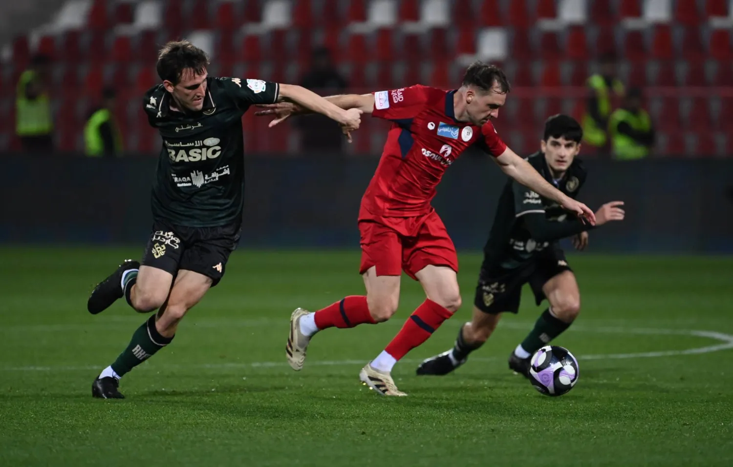 كانت المواجهة شحيحة بالفرص (تصوير: علي خمج) 