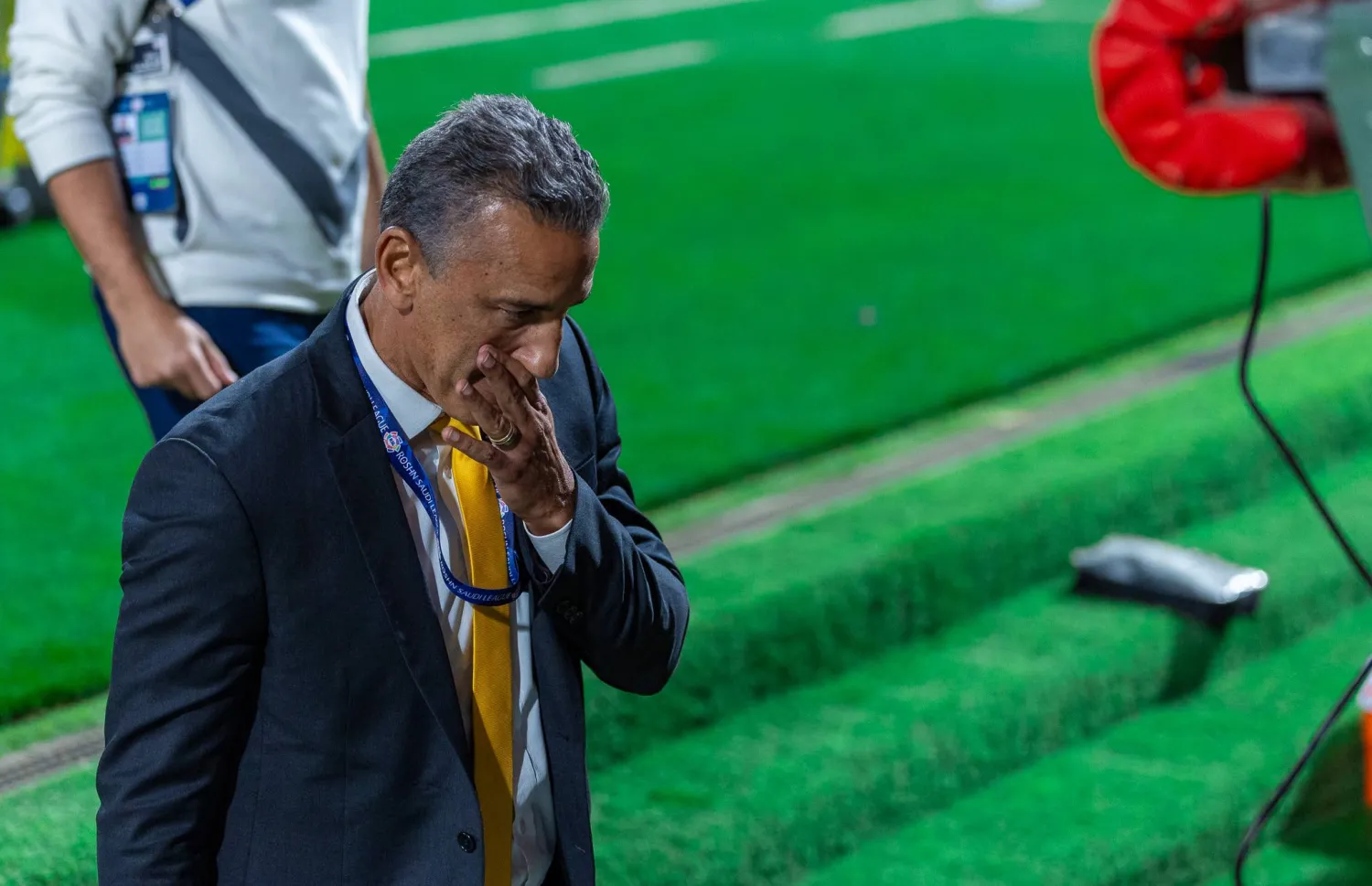 شاموسكا مدرب فريق التعاون (تصوير: عيسى الدبيسي)