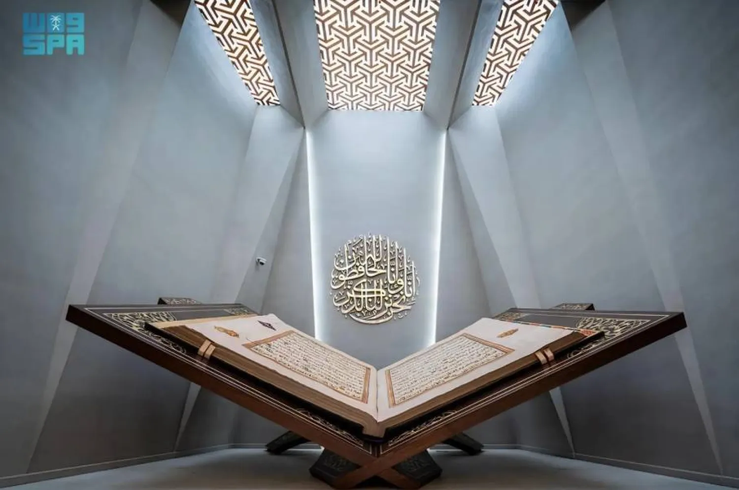 The manuscript measures 312 by 220 centimeters and comprises 700 pages. SPA